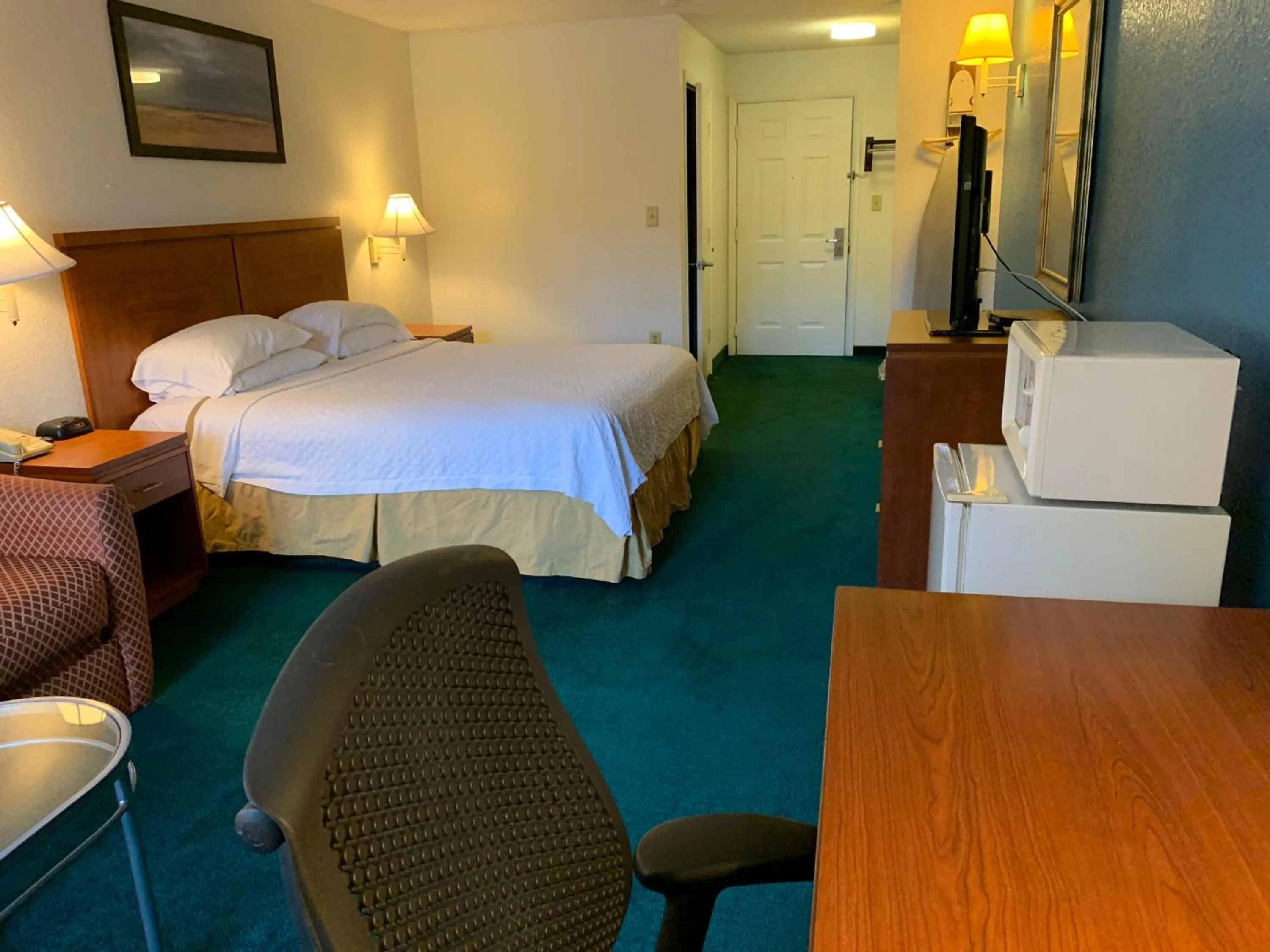 Photo of the whole room, Bed in Travelodge Suites by Wyndham MacClenny I-10