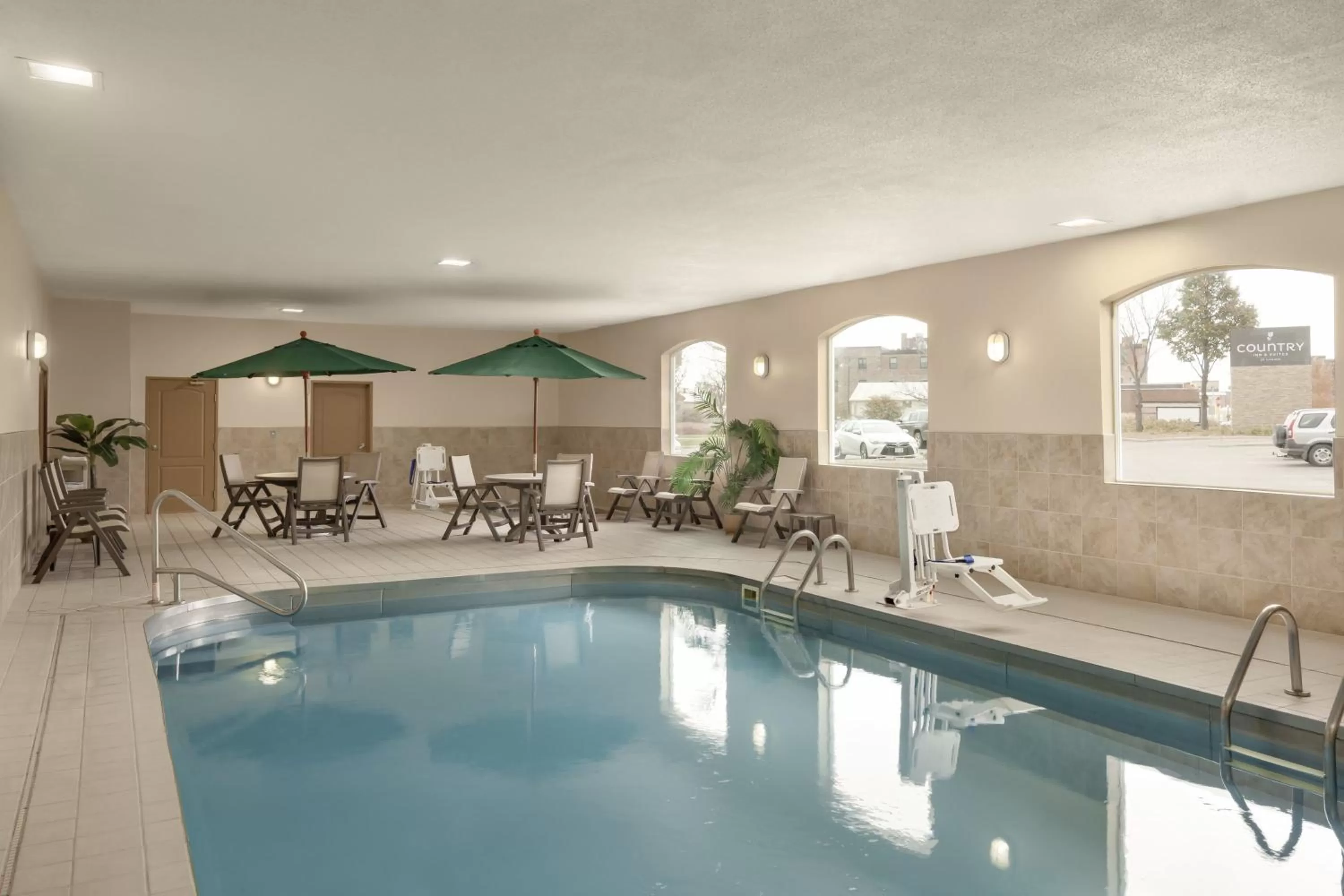 Swimming pool in Country Inn & Suites by Radisson, Sioux Falls, SD