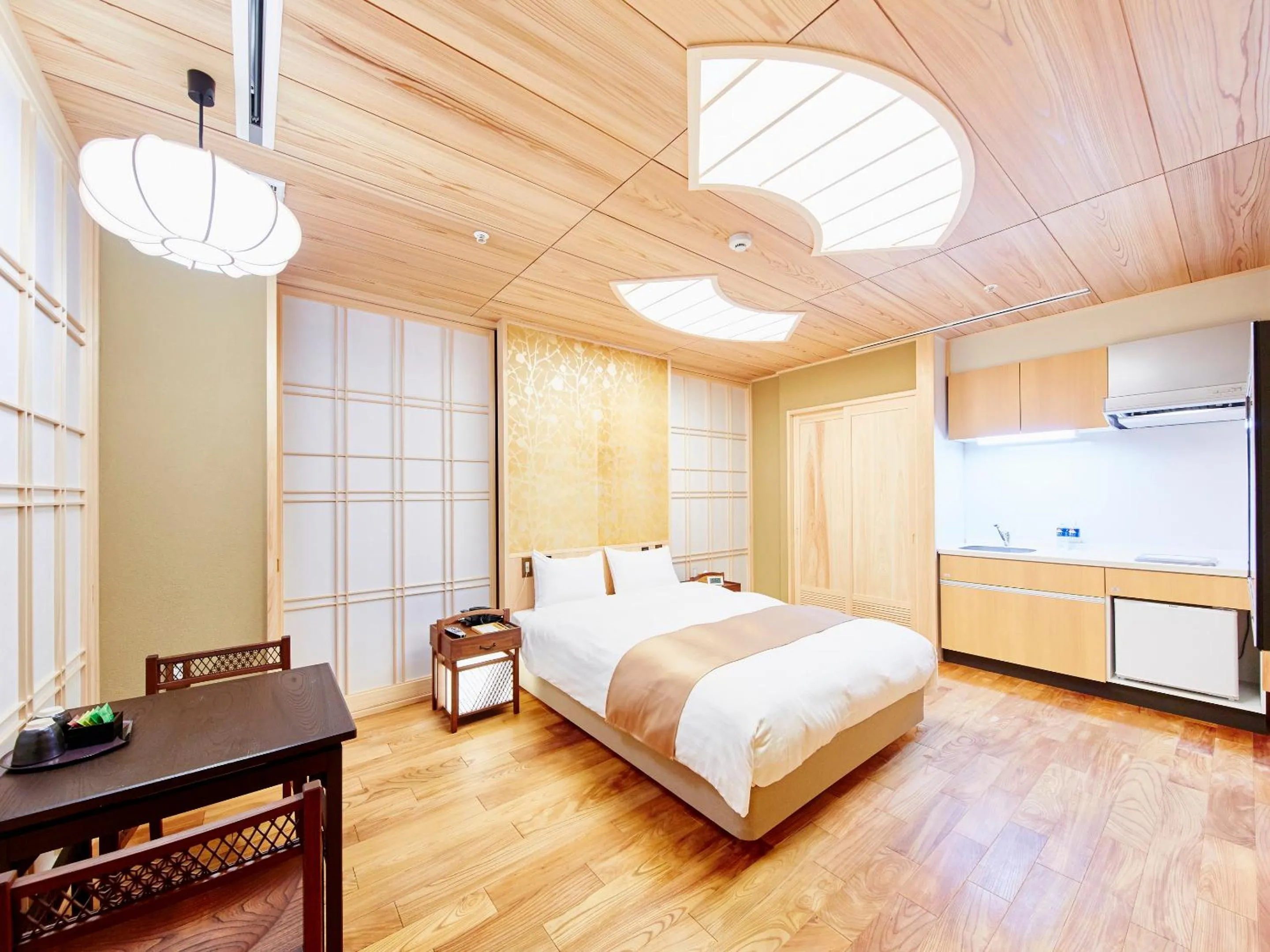 Bedroom, Bed in Sunrise Suites
