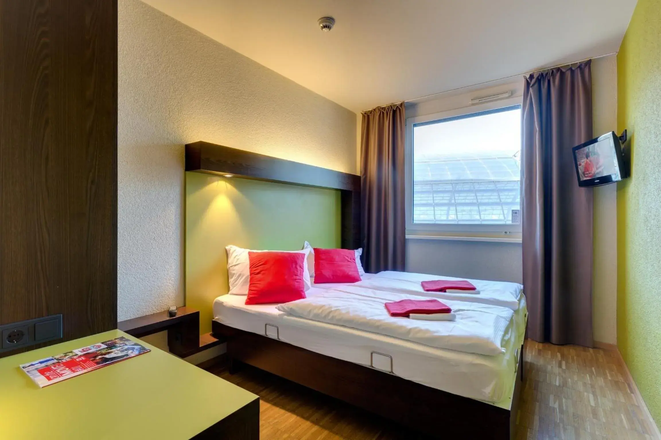 Twin Room in MEININGER Hotel Berlin Hauptbahnhof Twin Room in MEININGER Hotel Berlin Hauptbahnhof