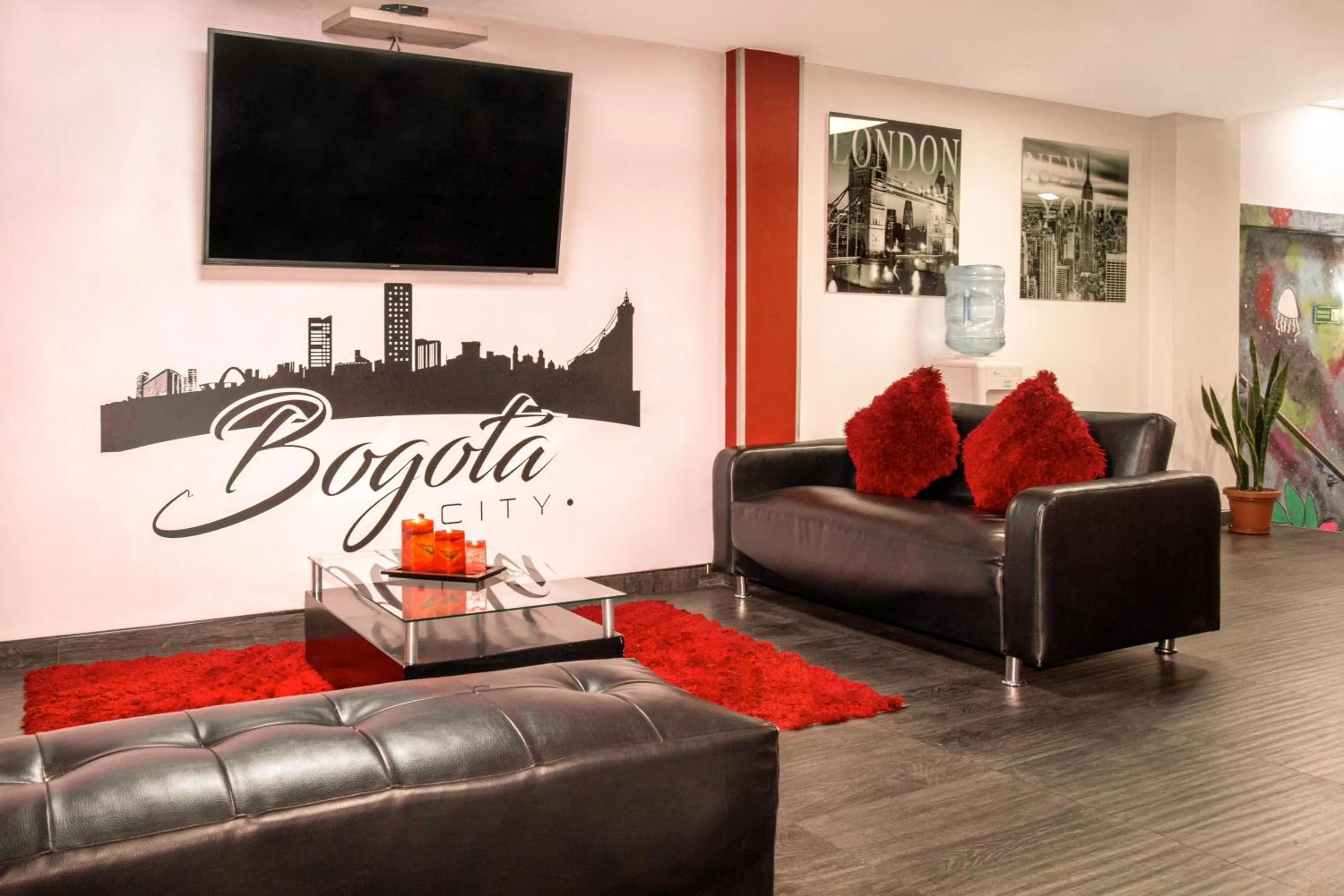 Communal lounge/ TV room in Hotel Bestmark Platino