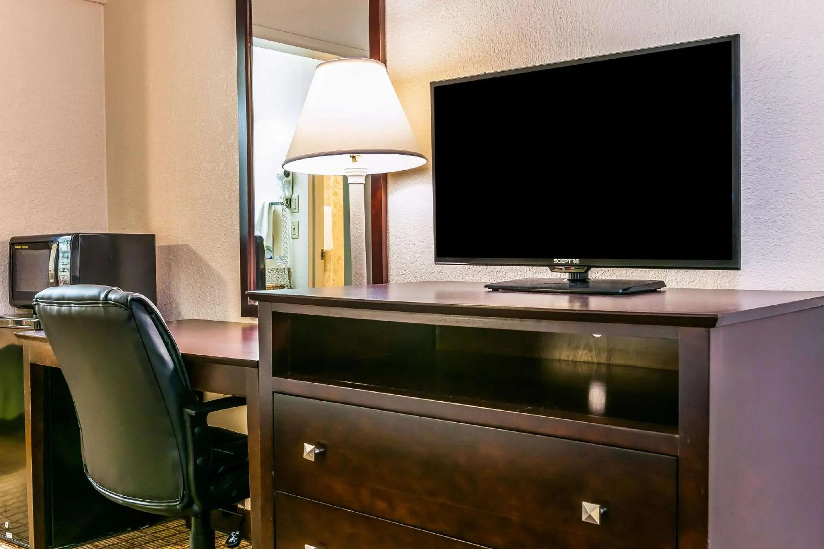 Photo of the whole room in Econo Lodge Vincennes