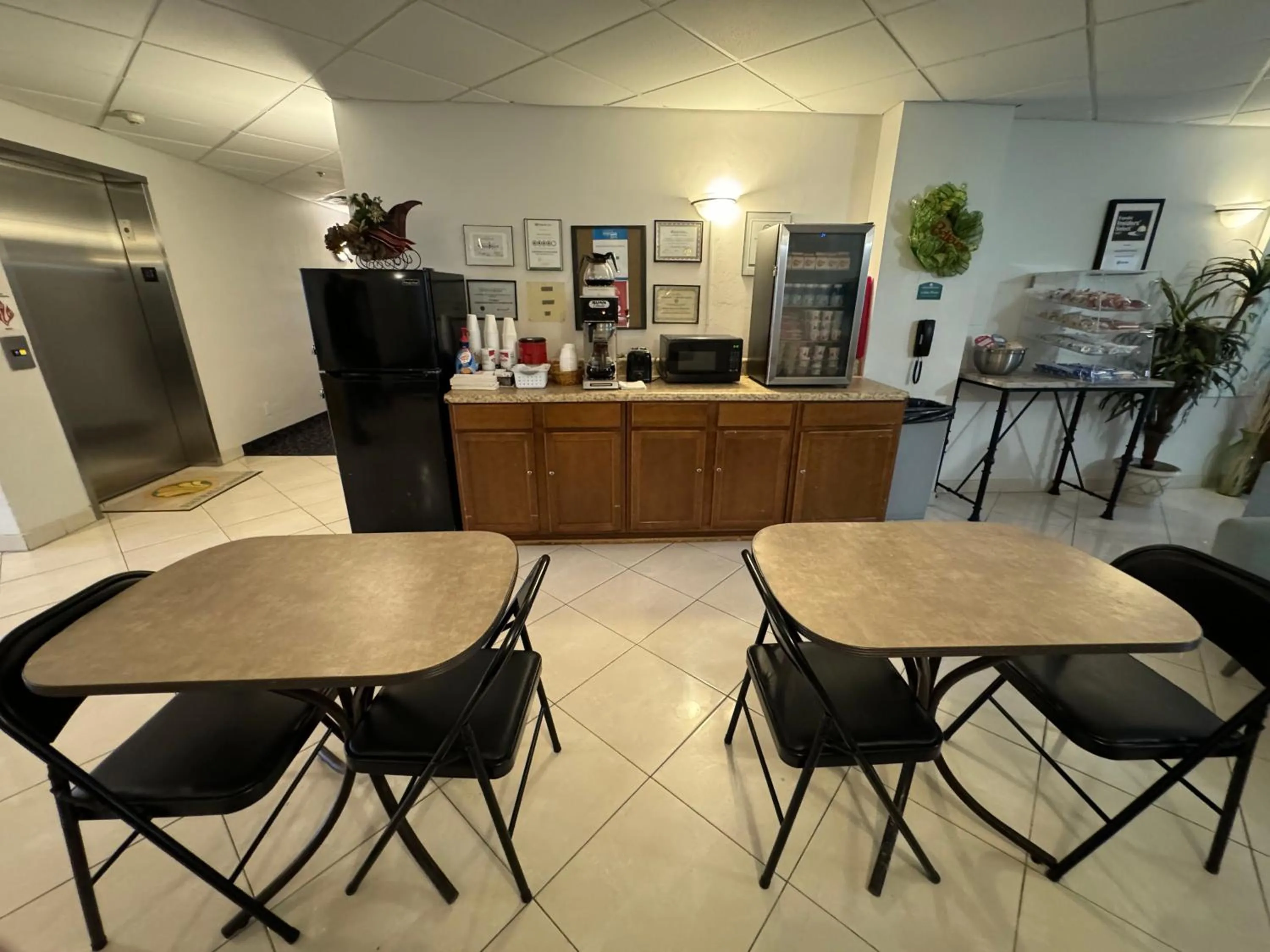 Restaurant/places to eat in Emerald Shores Hotel - Daytona Beach