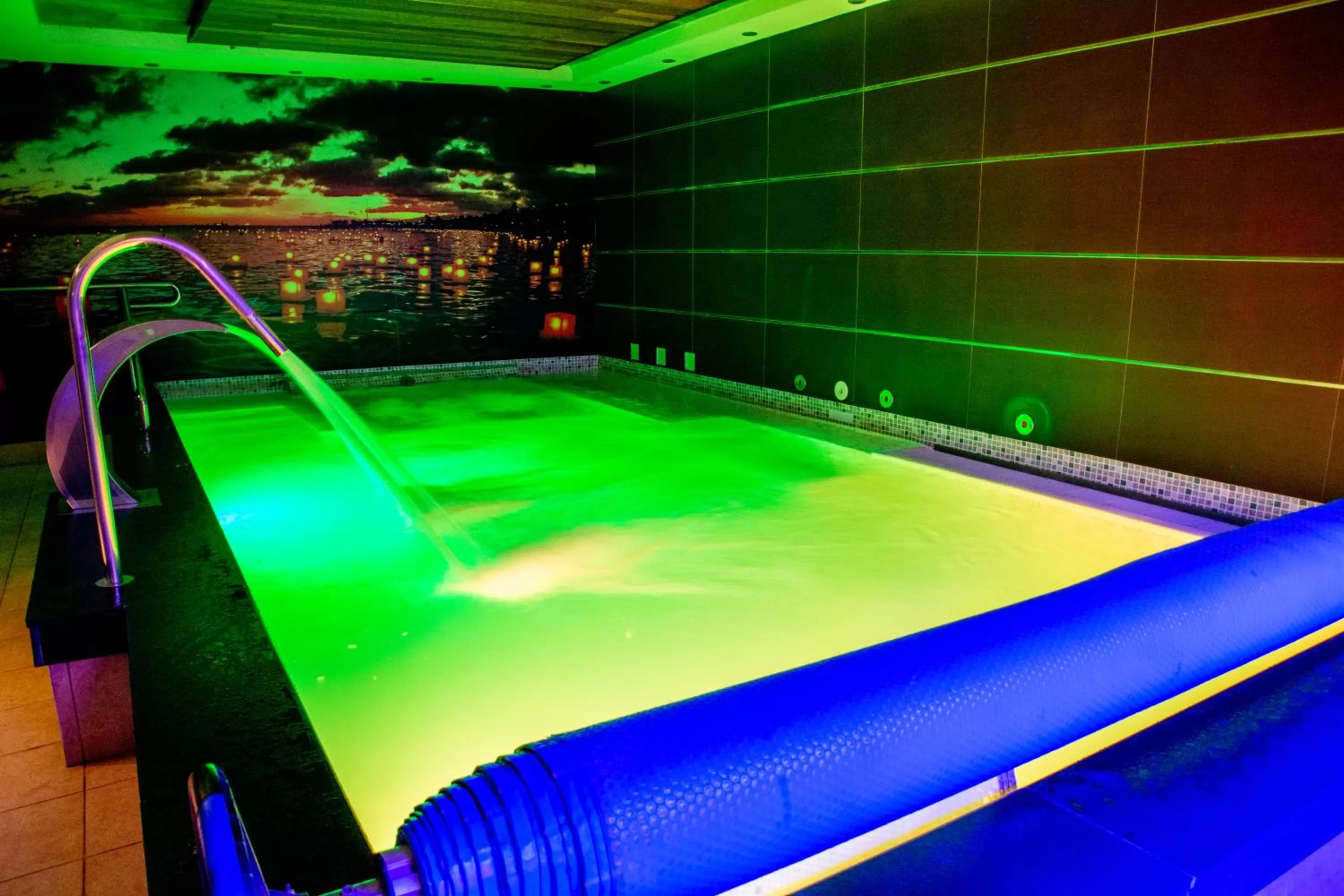 Swimming pool in Hotel Spa QH Centro León