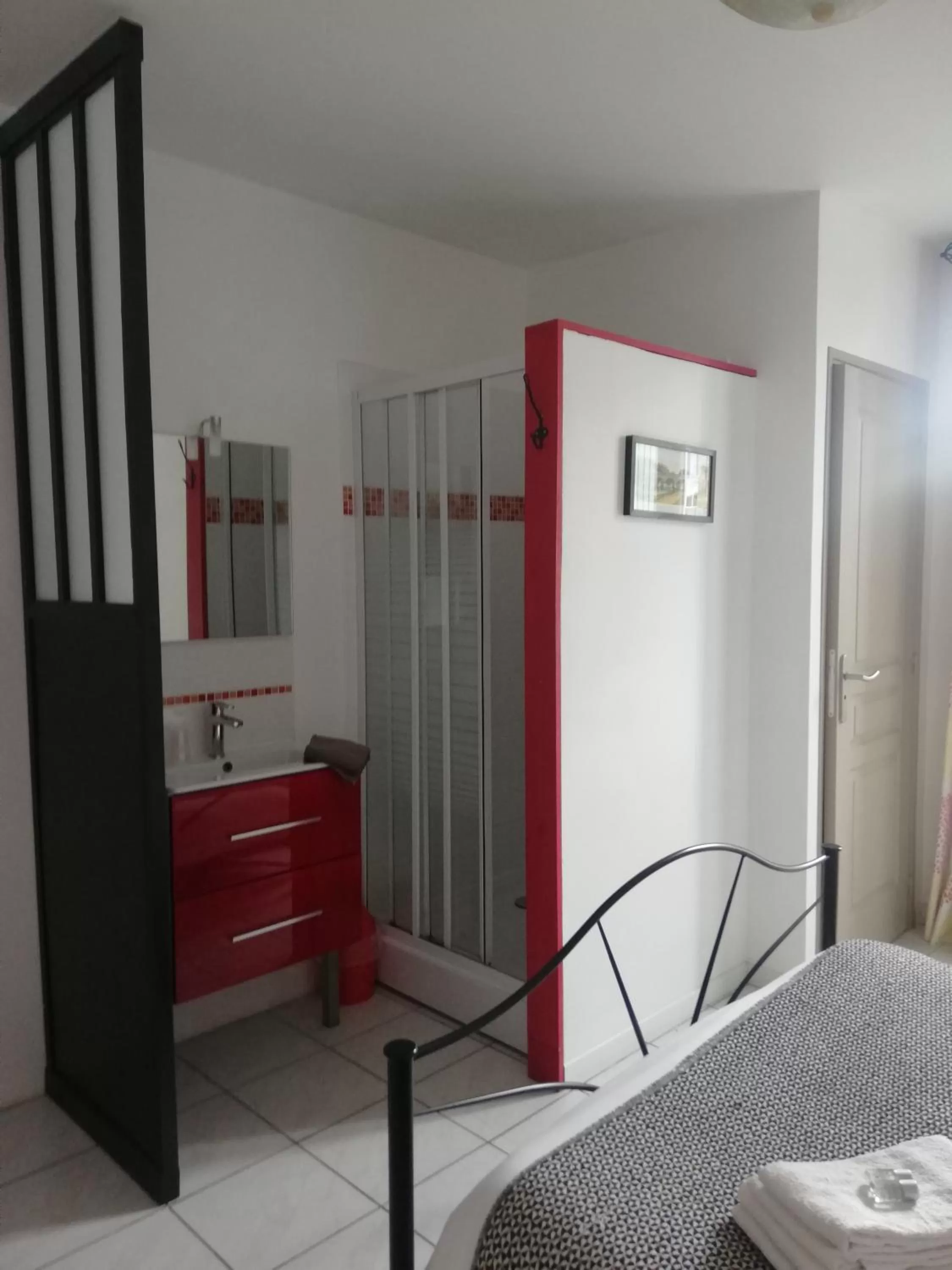 Bathroom, Bed in La Clé d'Or