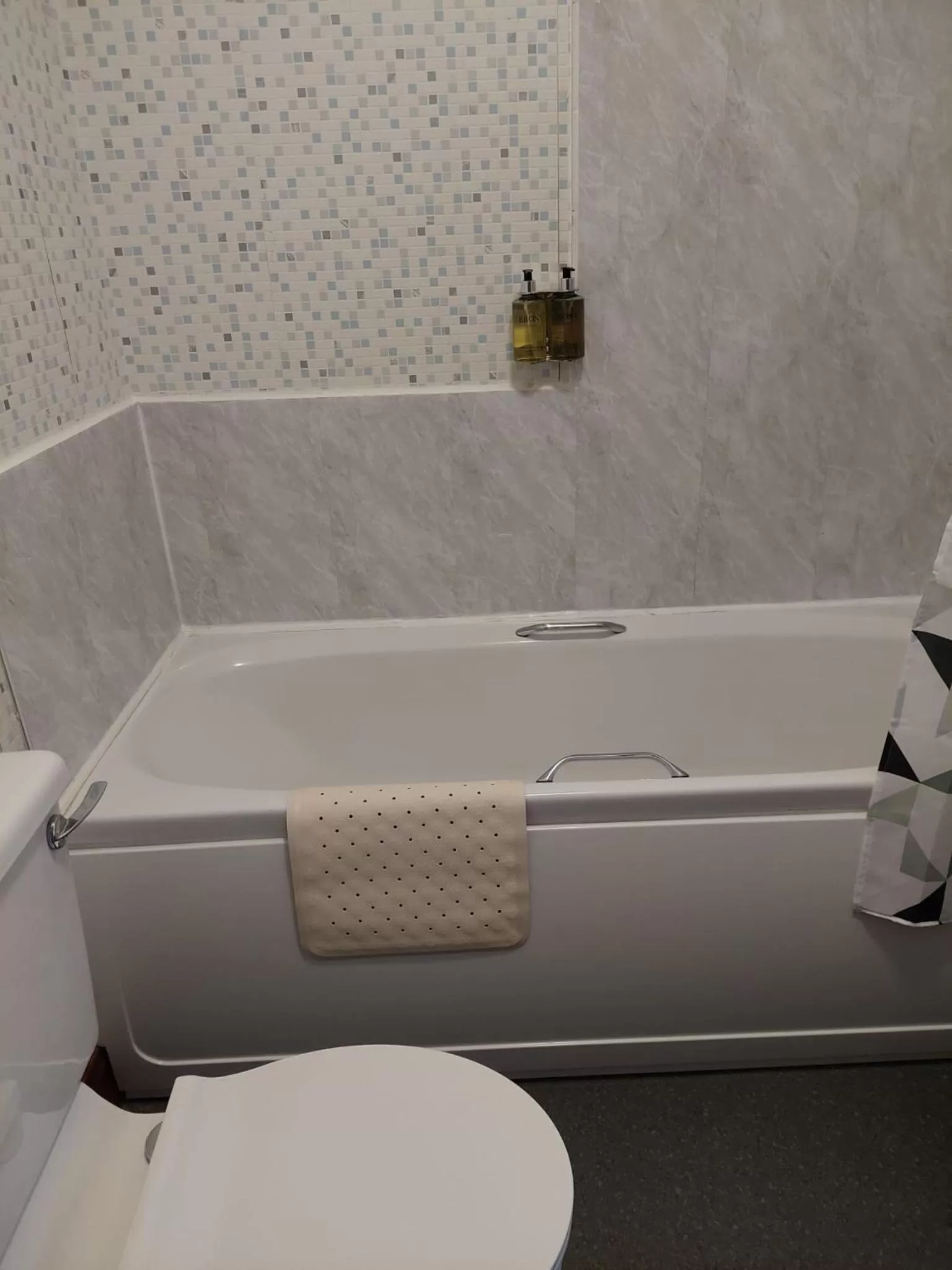 Bathroom in Twa Dogs Inn