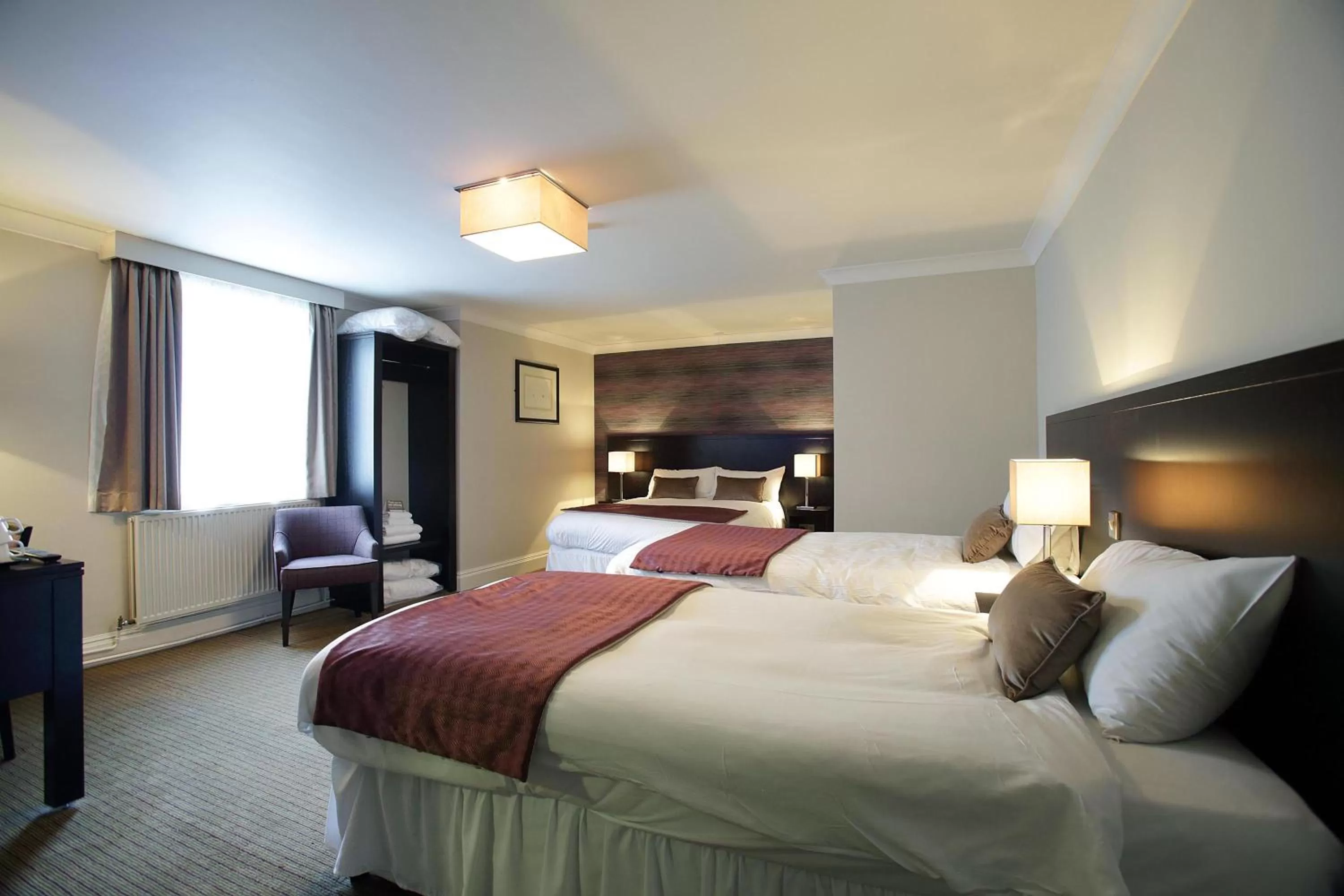 Bedroom, Bed in The King's Highway Wetherspoon