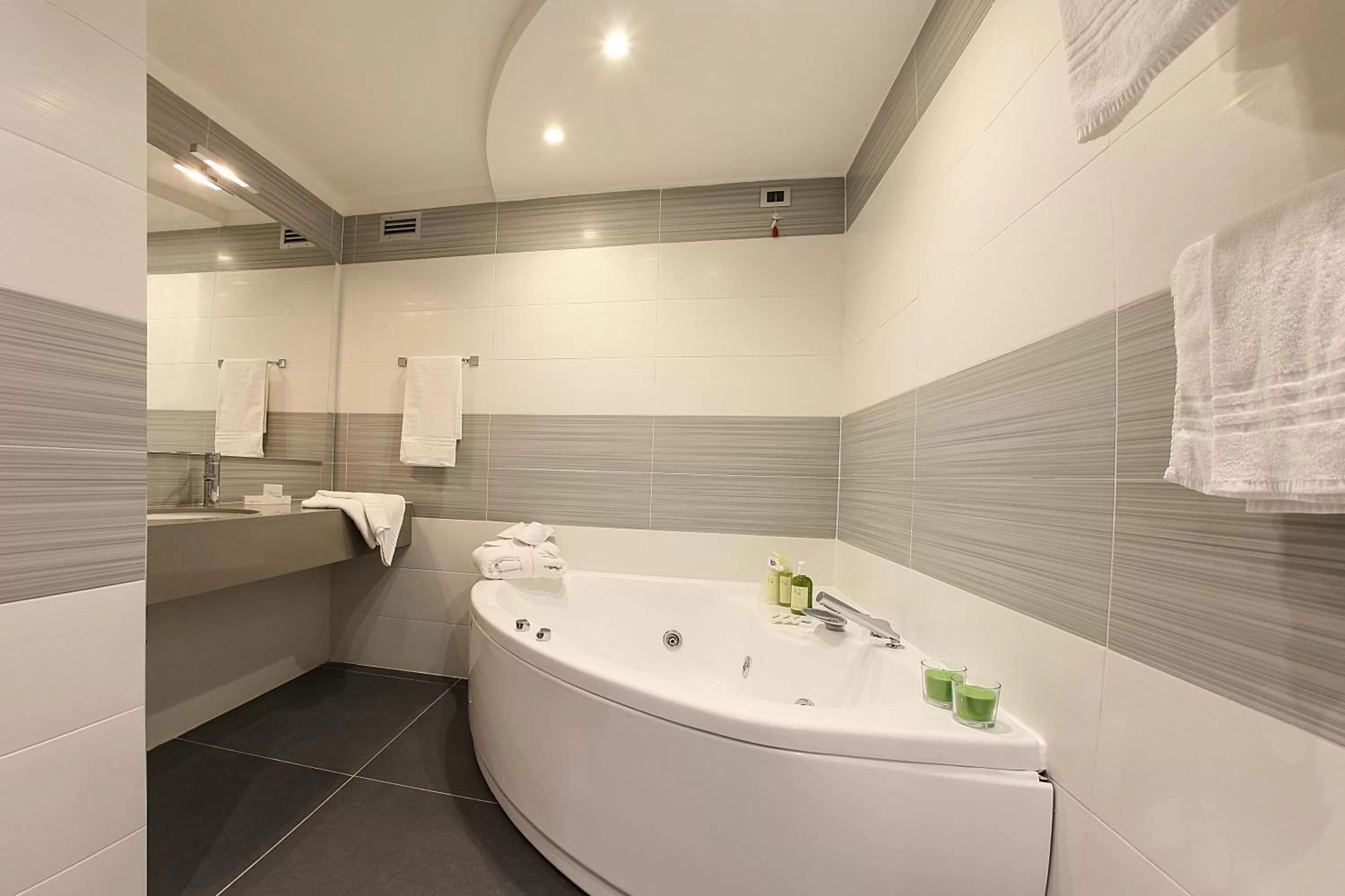 Hot Tub in Best Western JFK Hotel