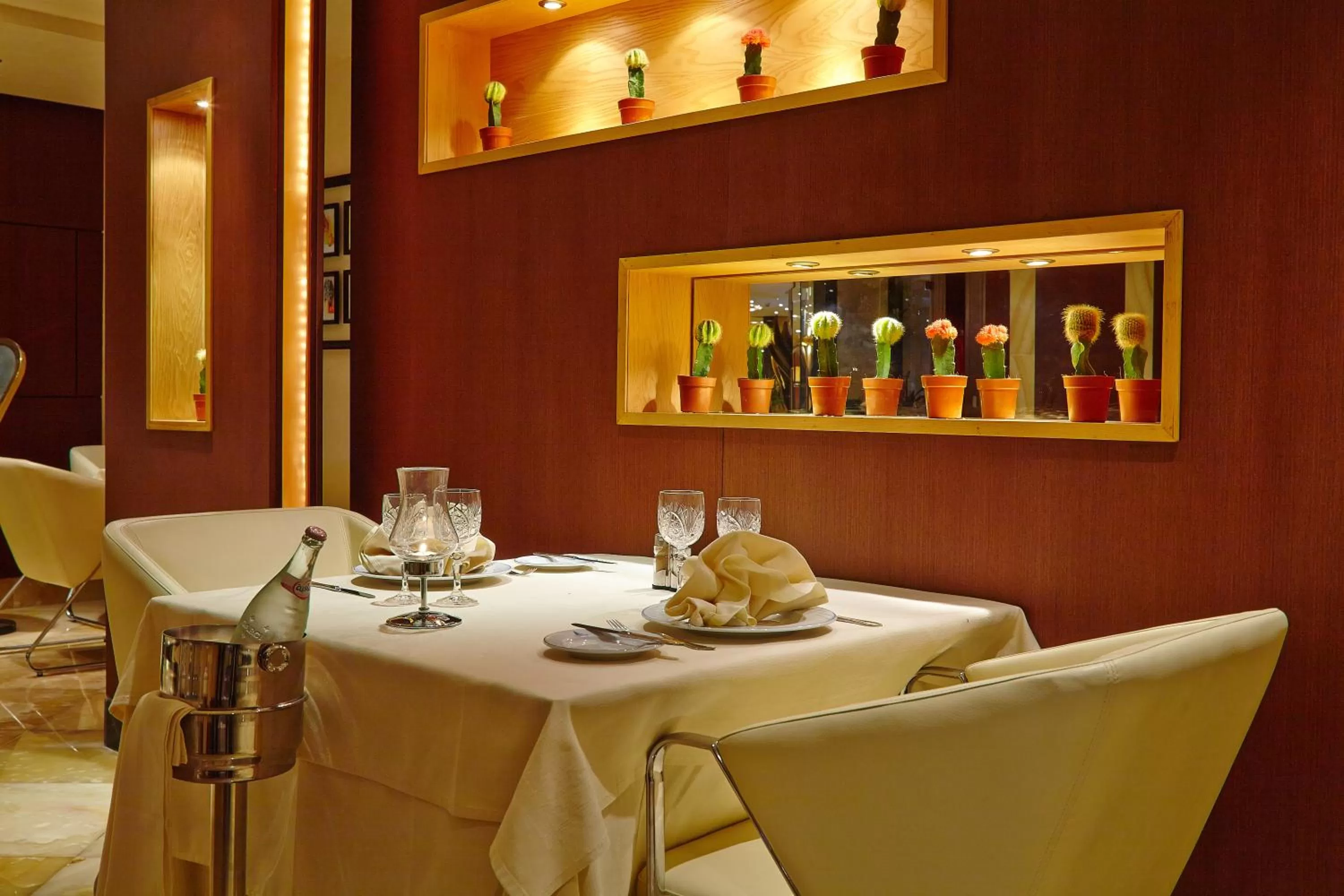 Restaurant/places to eat in The Penthouse Suites Hotel