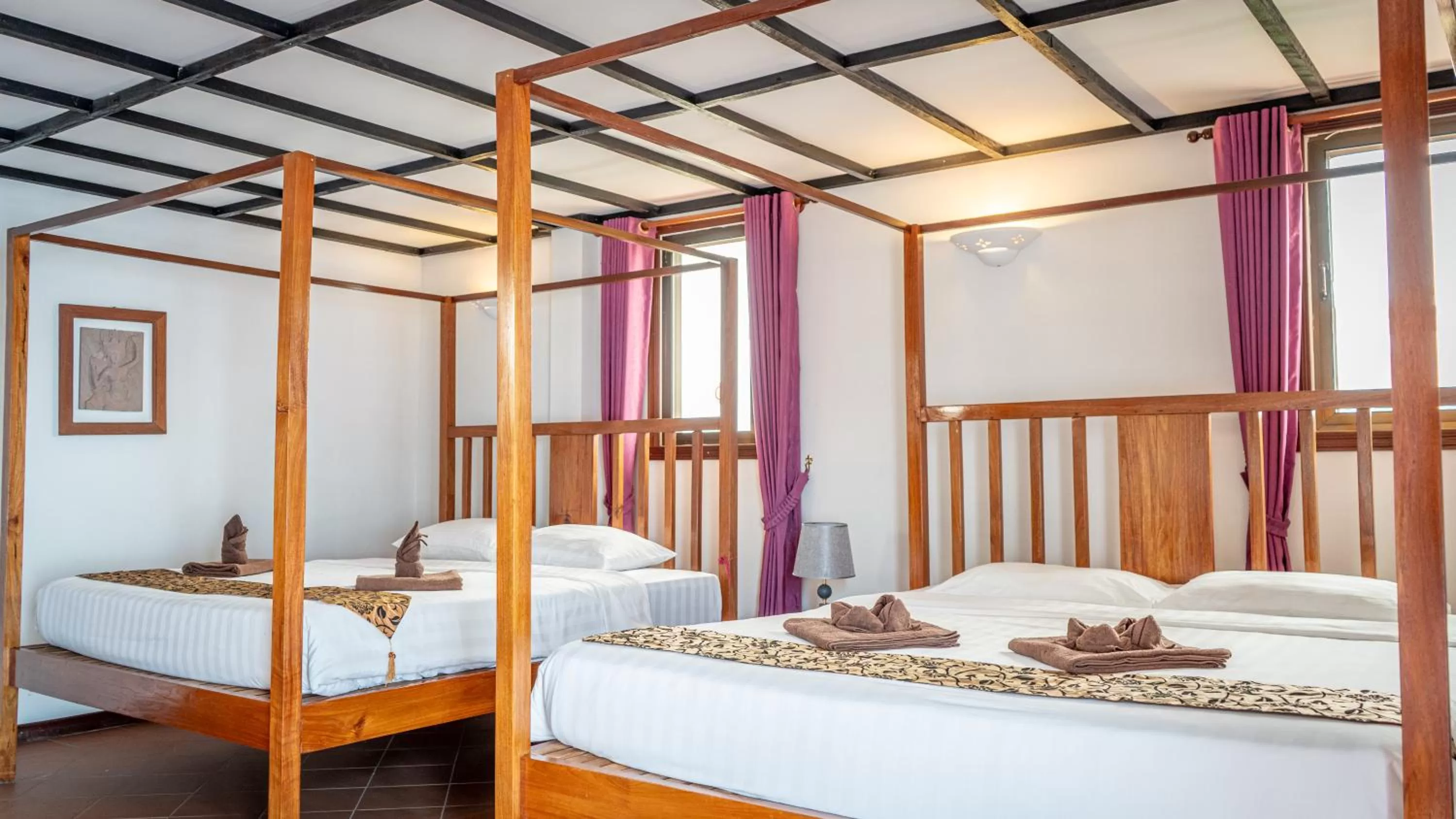 Bed in DEN HOTEL TOTONOU SIEM REAP