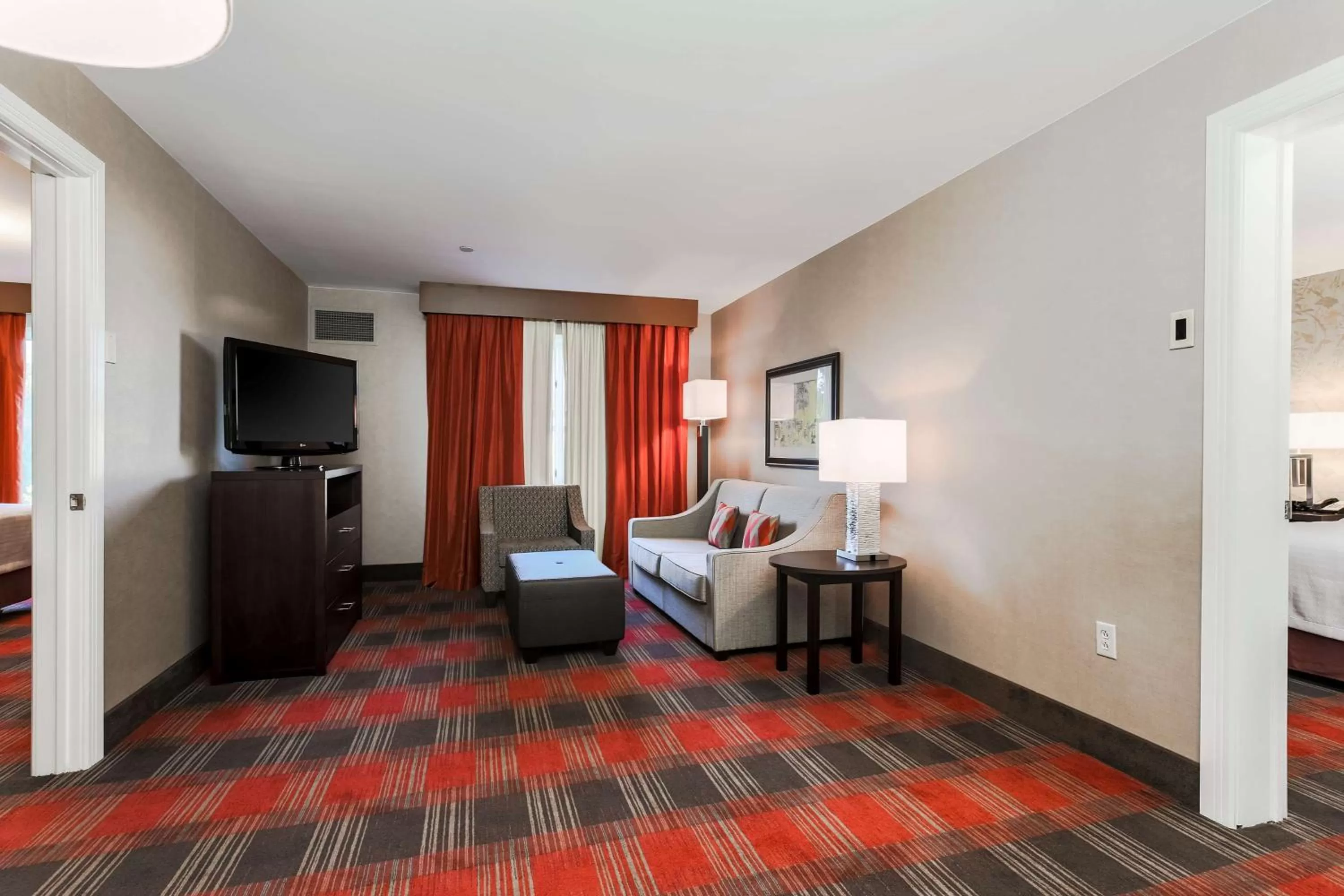 Living room, Bed in Homewood Suites by Hilton Long Island-Melville