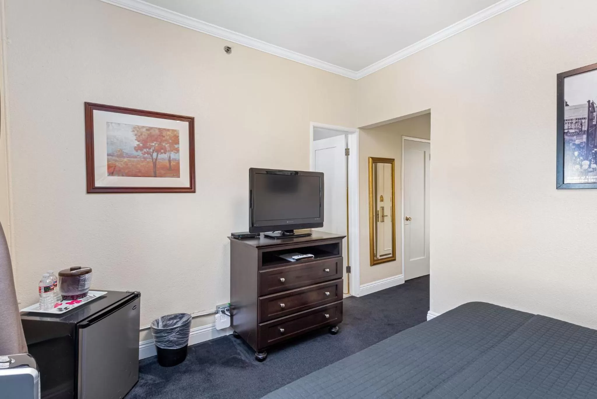 Photo of the whole room in Hollywood Historic Hotel