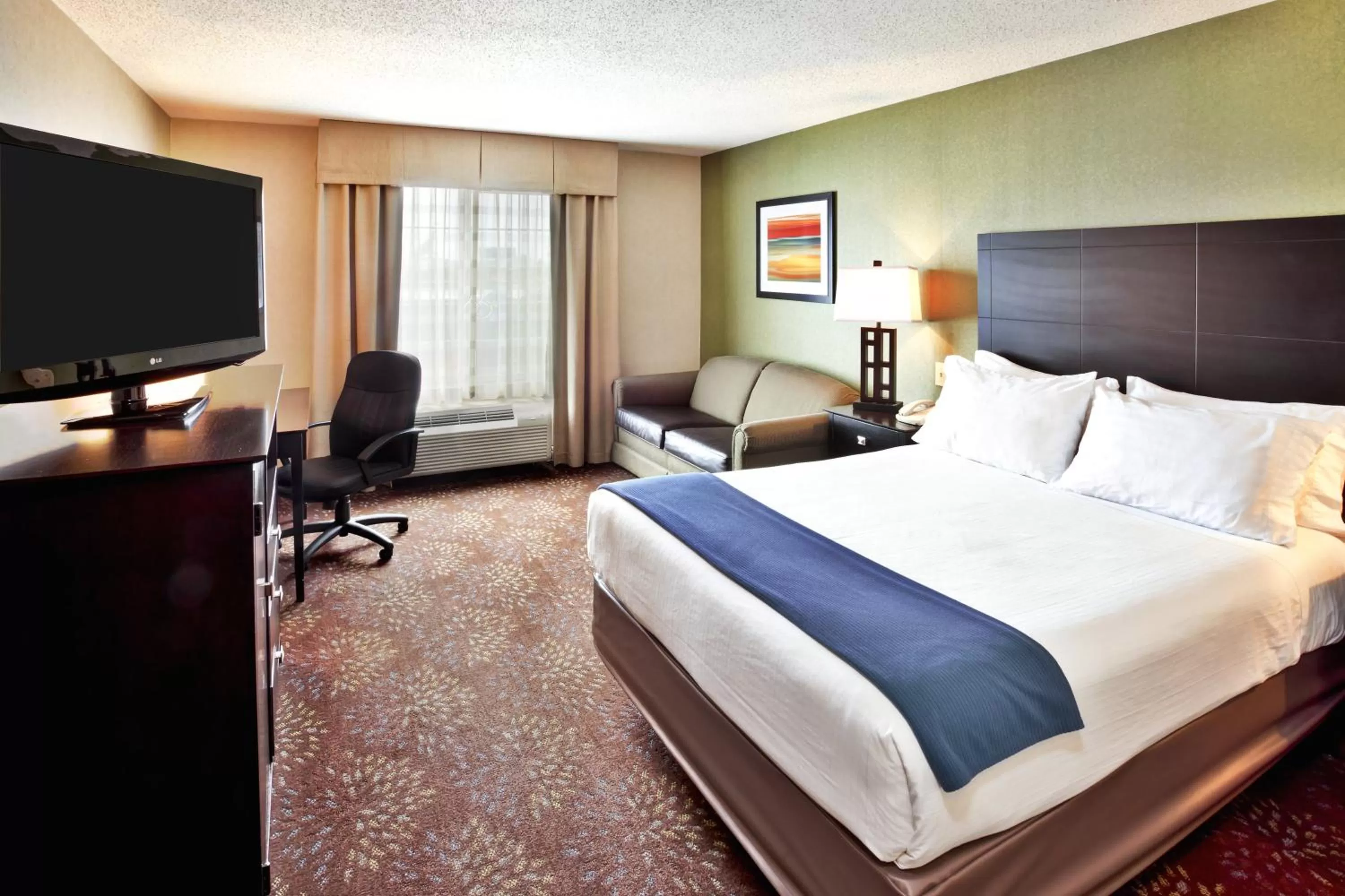Photo of the whole room, Bed in Holiday Inn Express Hotel & Suites Woodhaven by IHG
