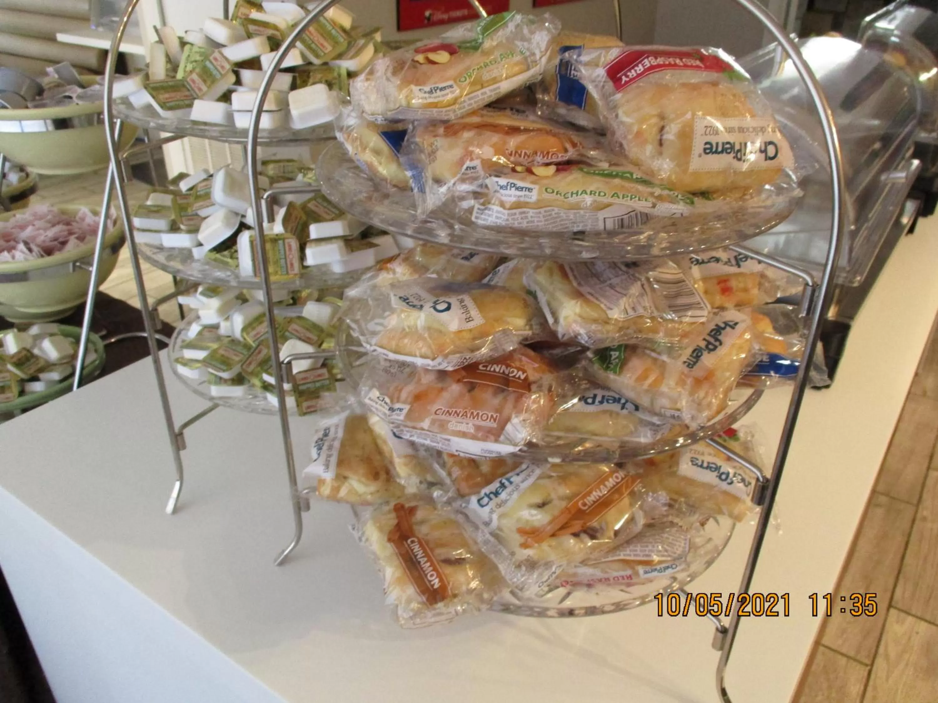 Buffet breakfast in Quality Inn & Suites Kissimmee by The Lake