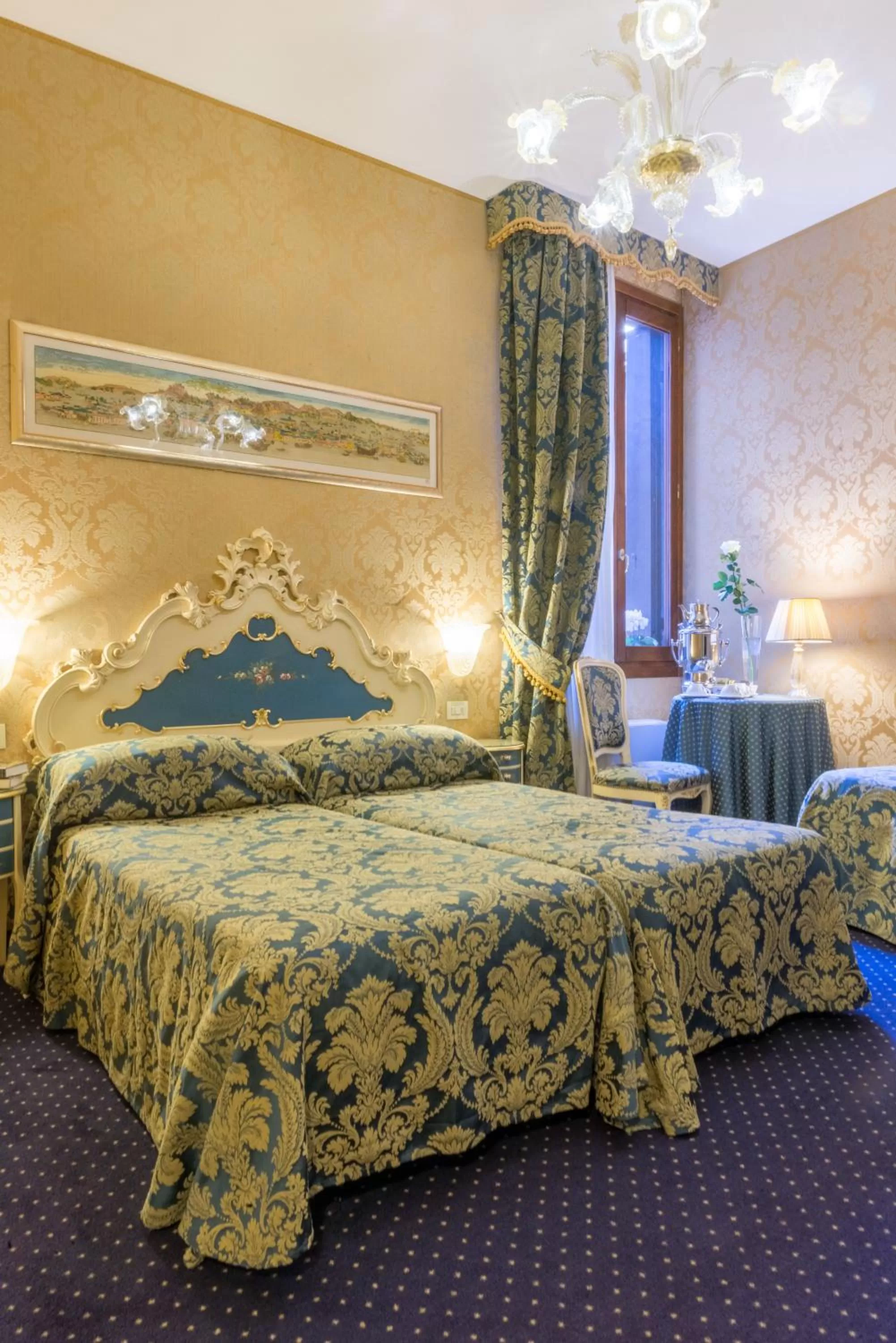 Bedroom, Bed in Hotel Becher