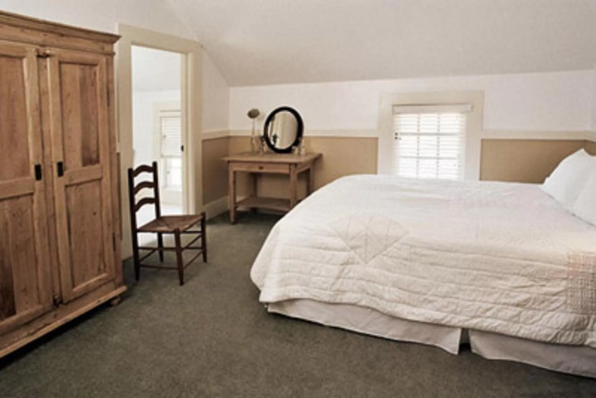 Day, Bed in Valley Ford Hotel