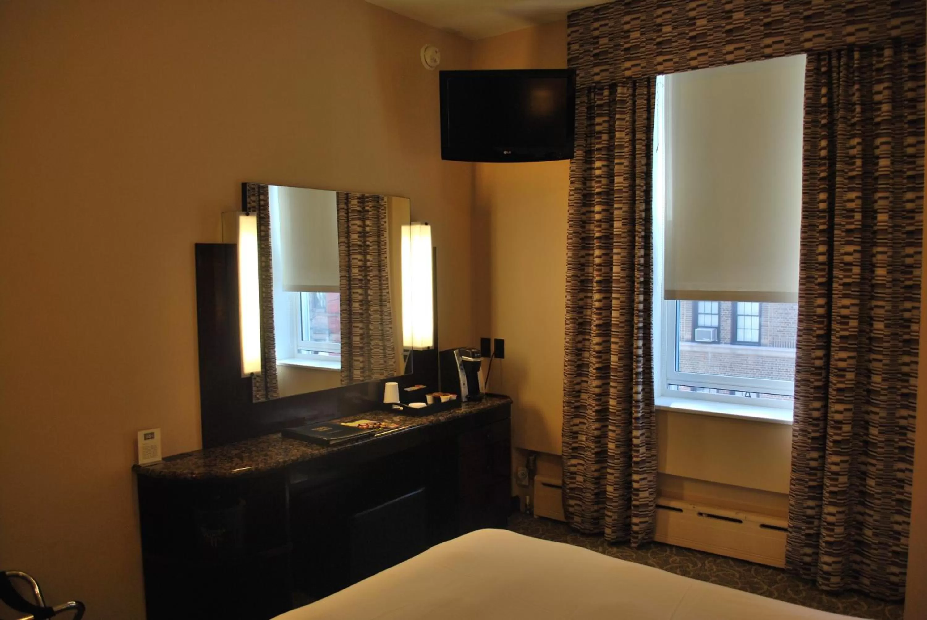 TV and multimedia, Bed in Washington Square Hotel