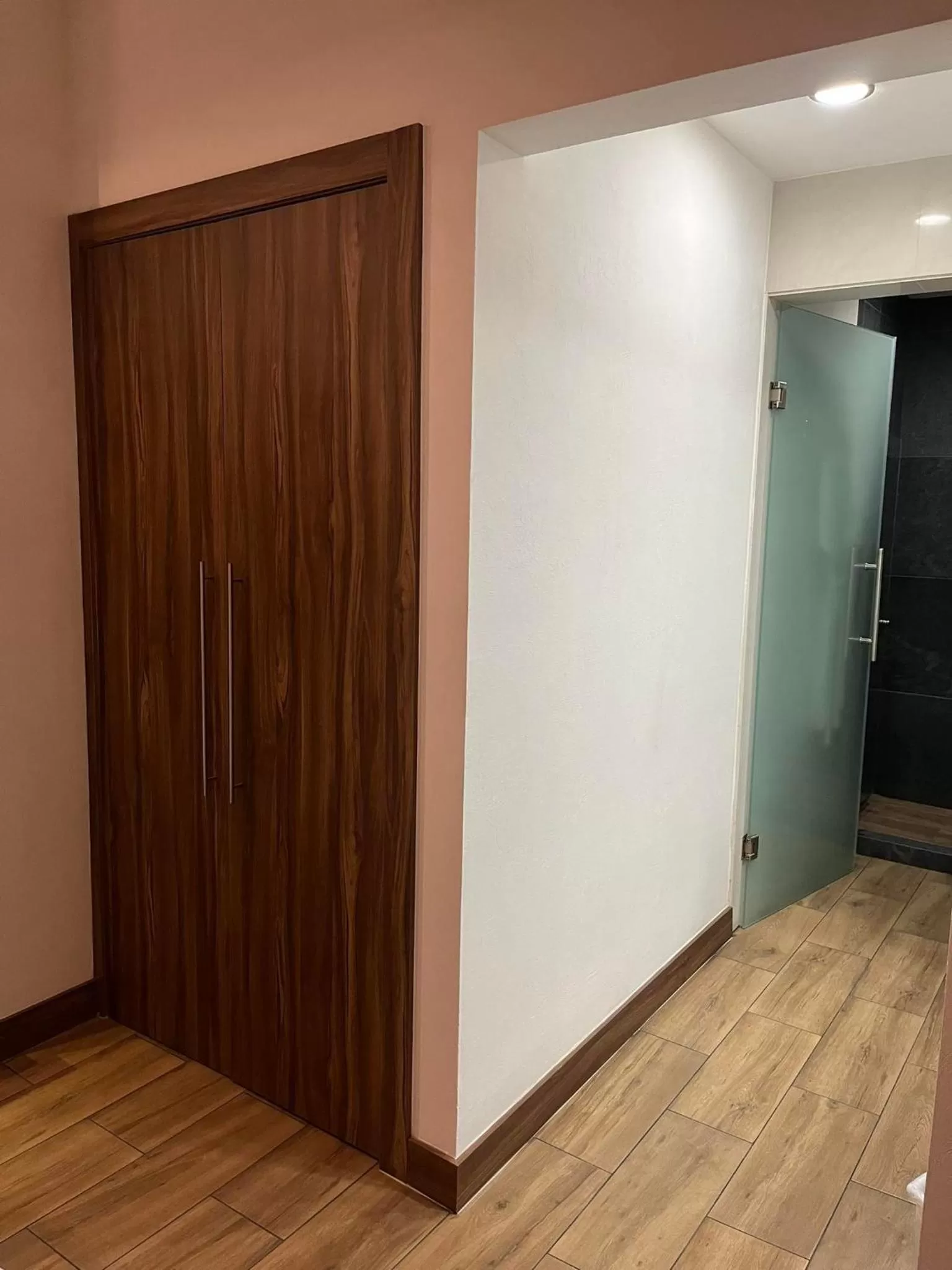 wardrobe in Zújmú Business Boutique Hotel