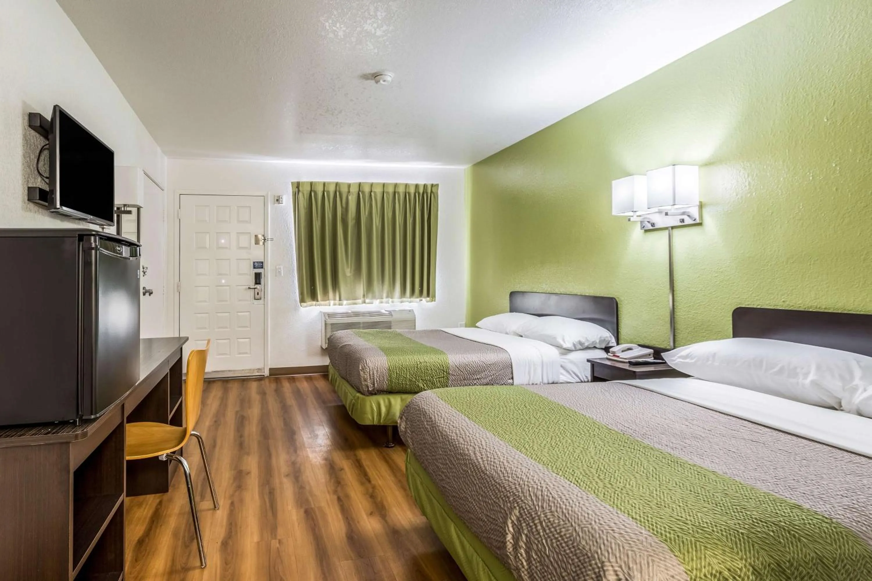 TV and multimedia, Bed in Motel 6-El Paso, TX - East