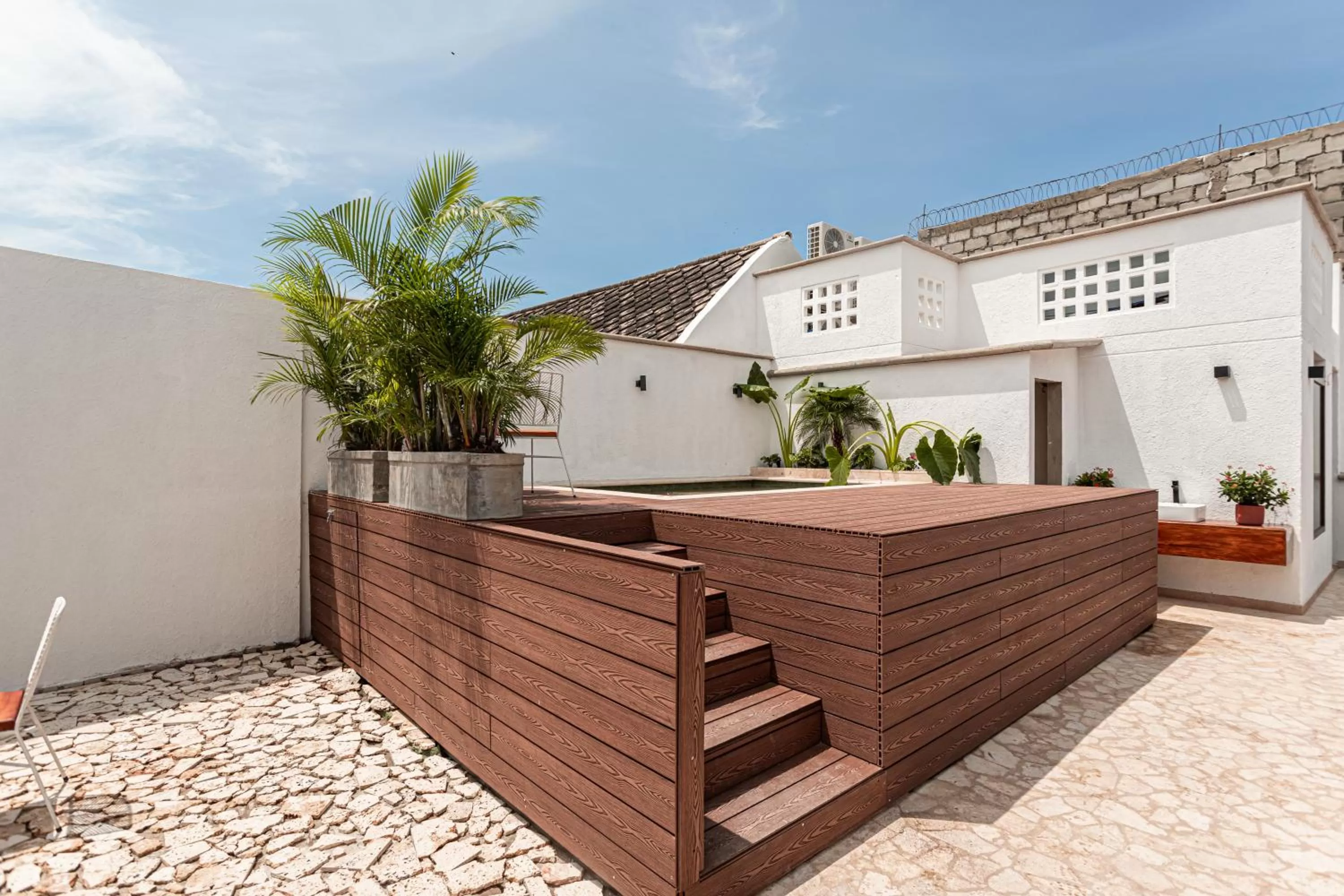 Pool view in Soy Local Insignia