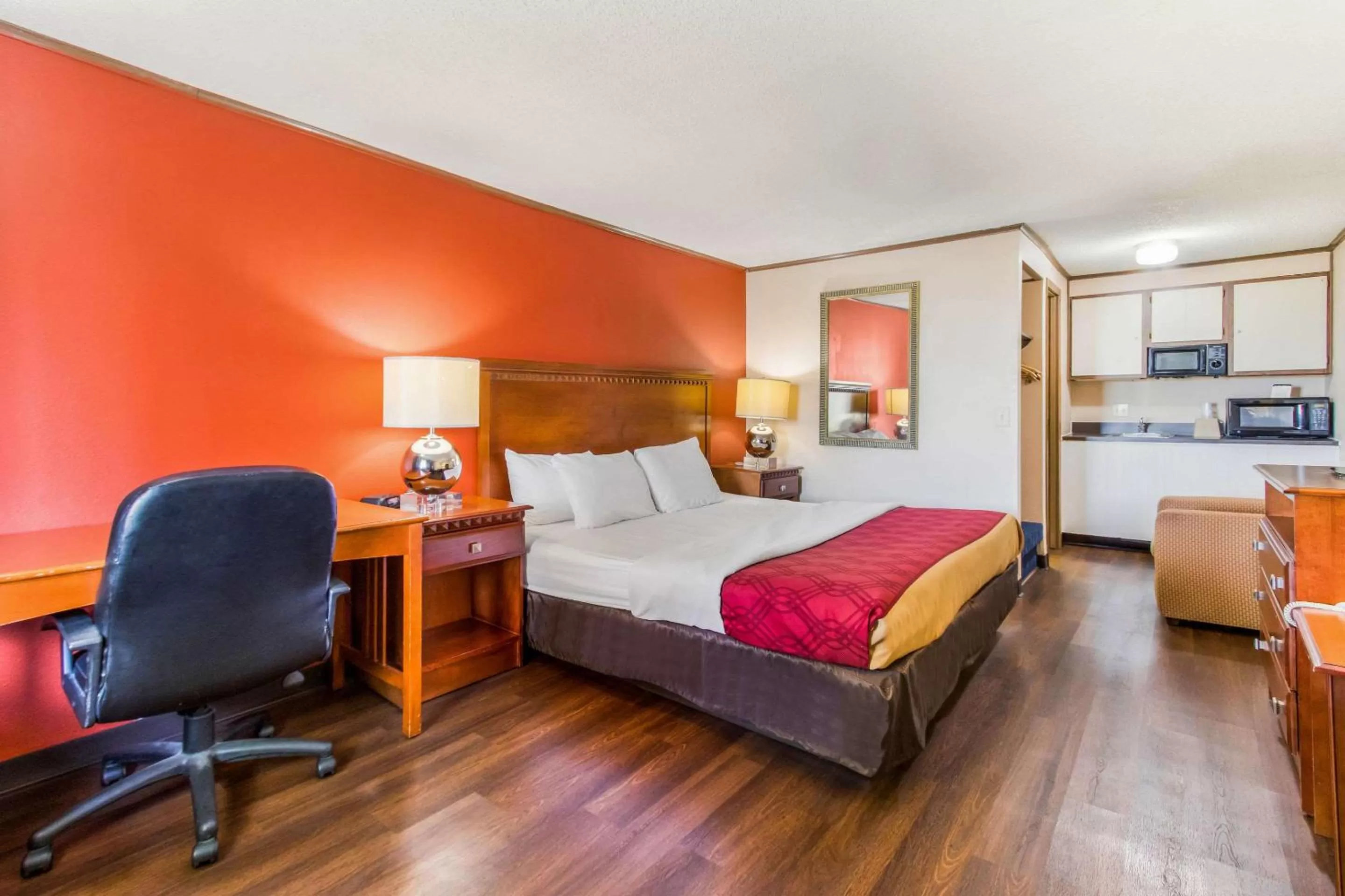 Photo of the whole room, Bed in Econo Lodge