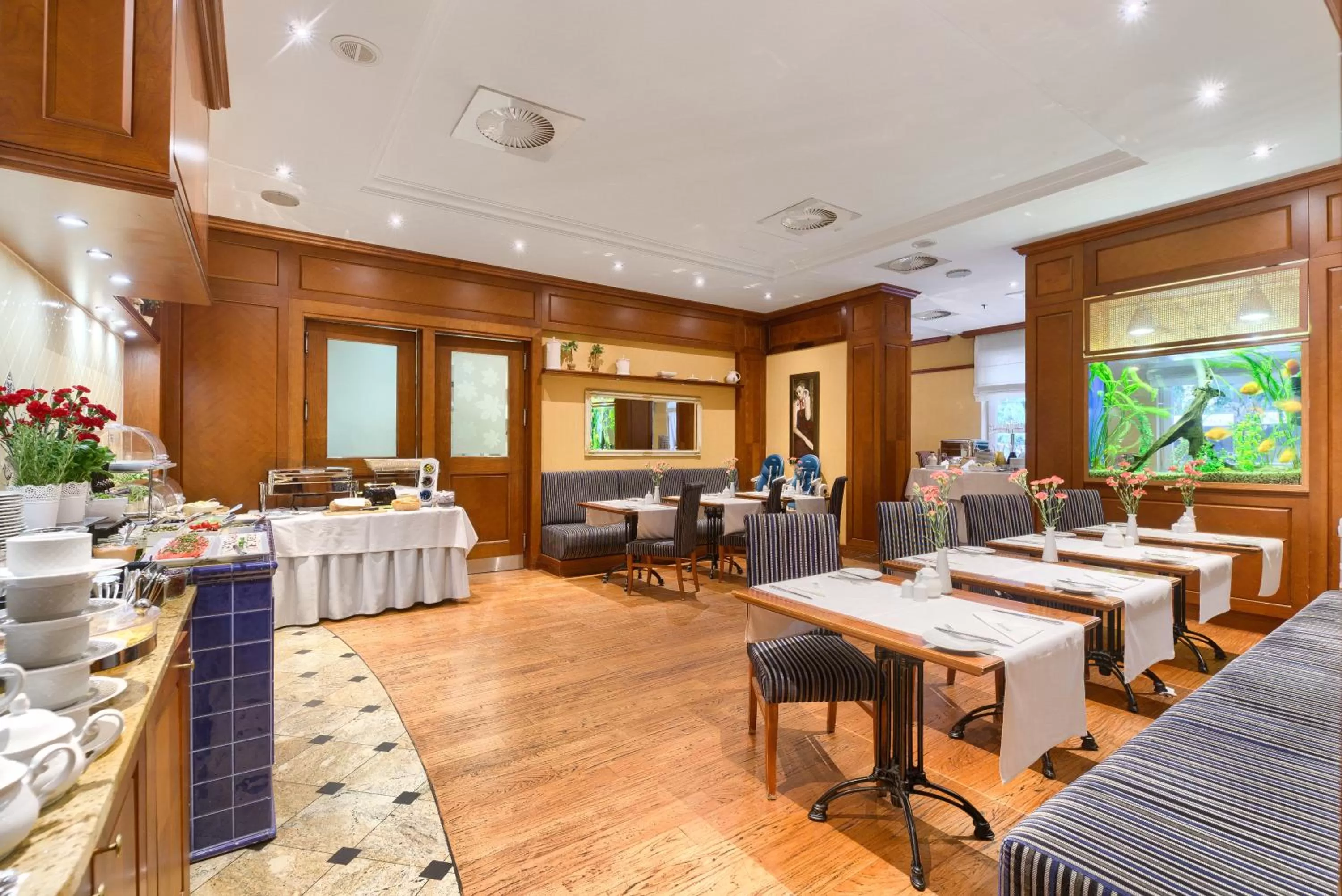 Restaurant/places to eat in Park Hotel