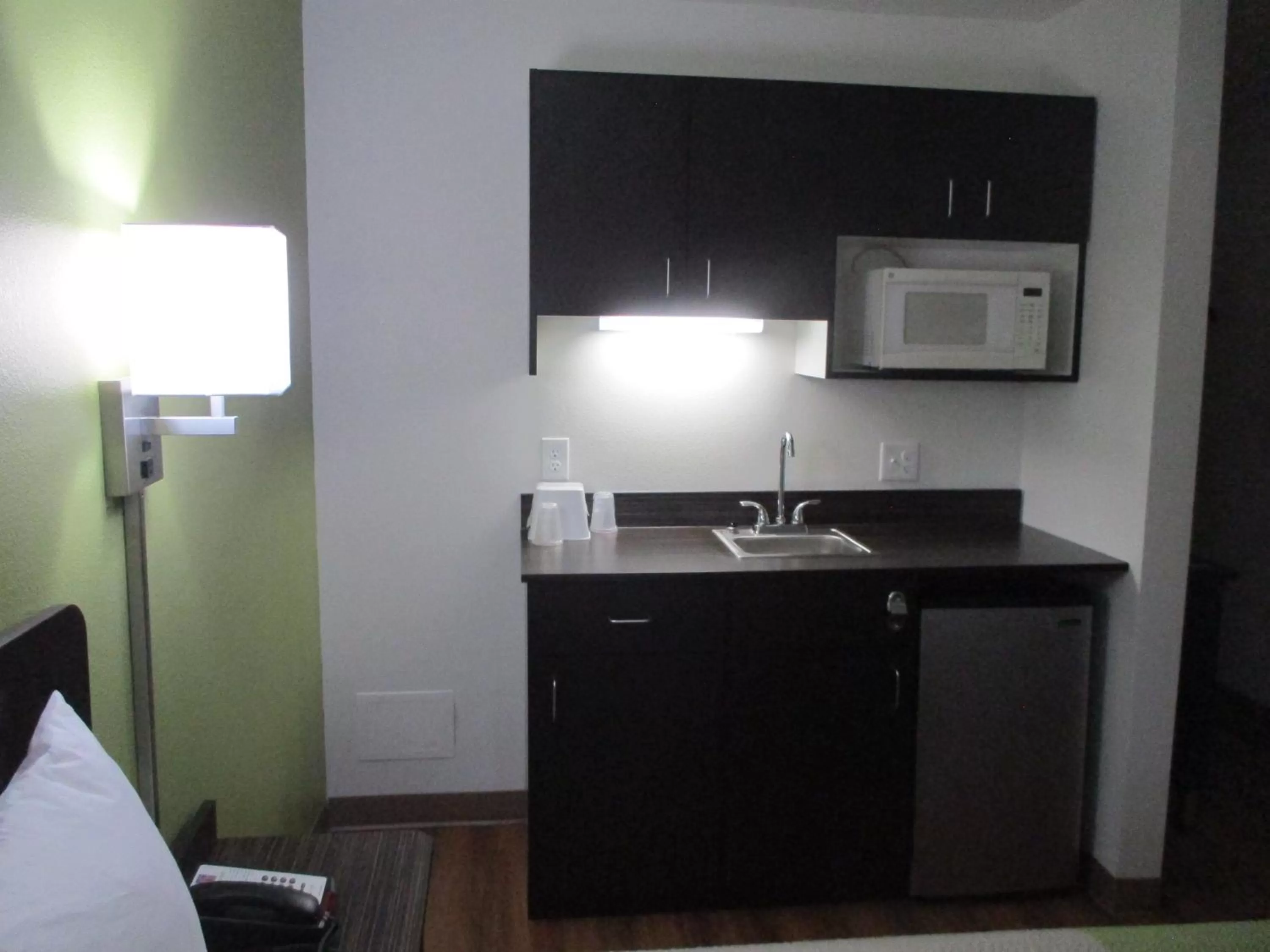 Kitchen or kitchenette in Motel 6-North Olmsted, OH - Cleveland