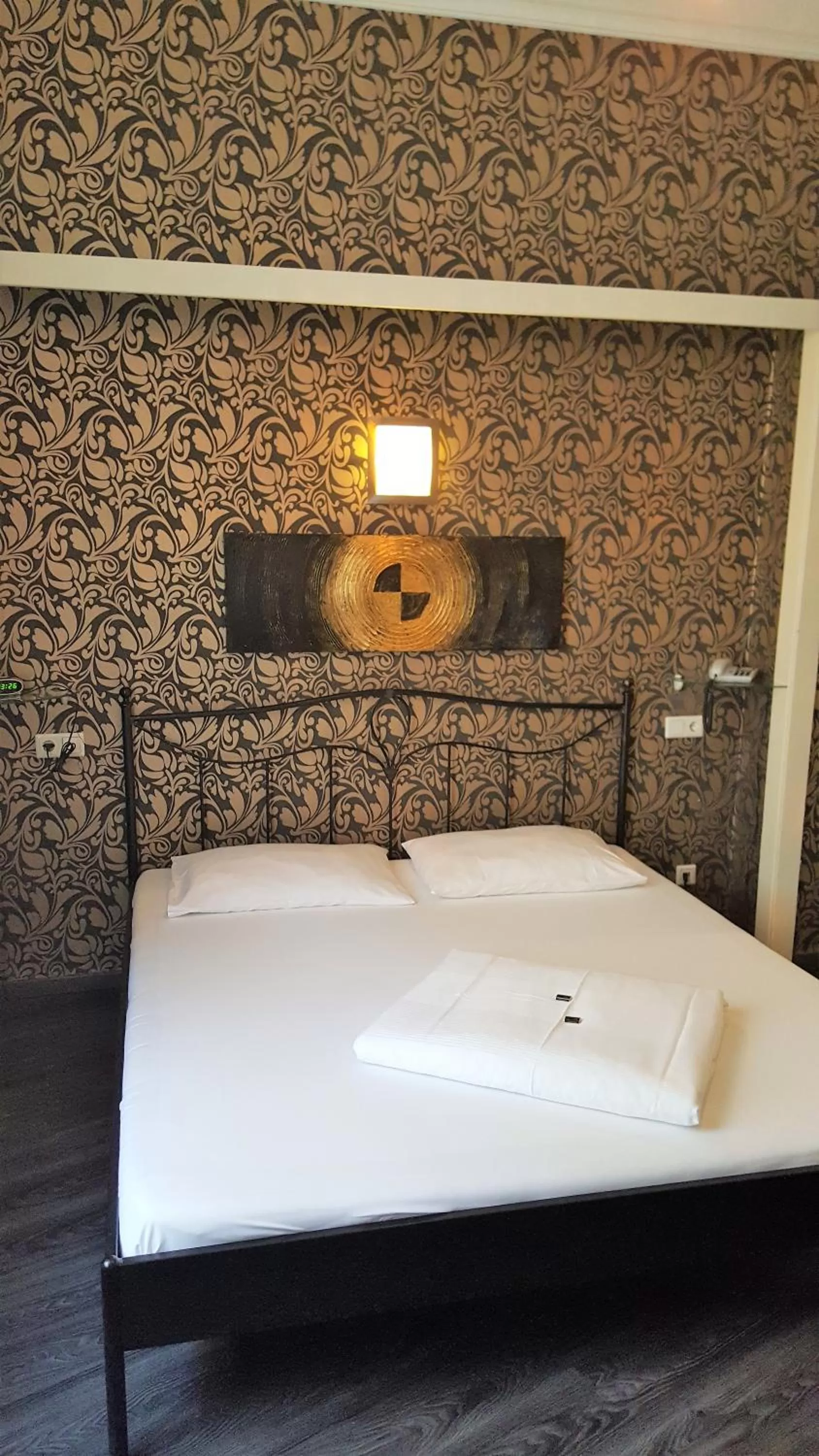 Photo of the whole room, Bed in Hotel Goldene Spinne