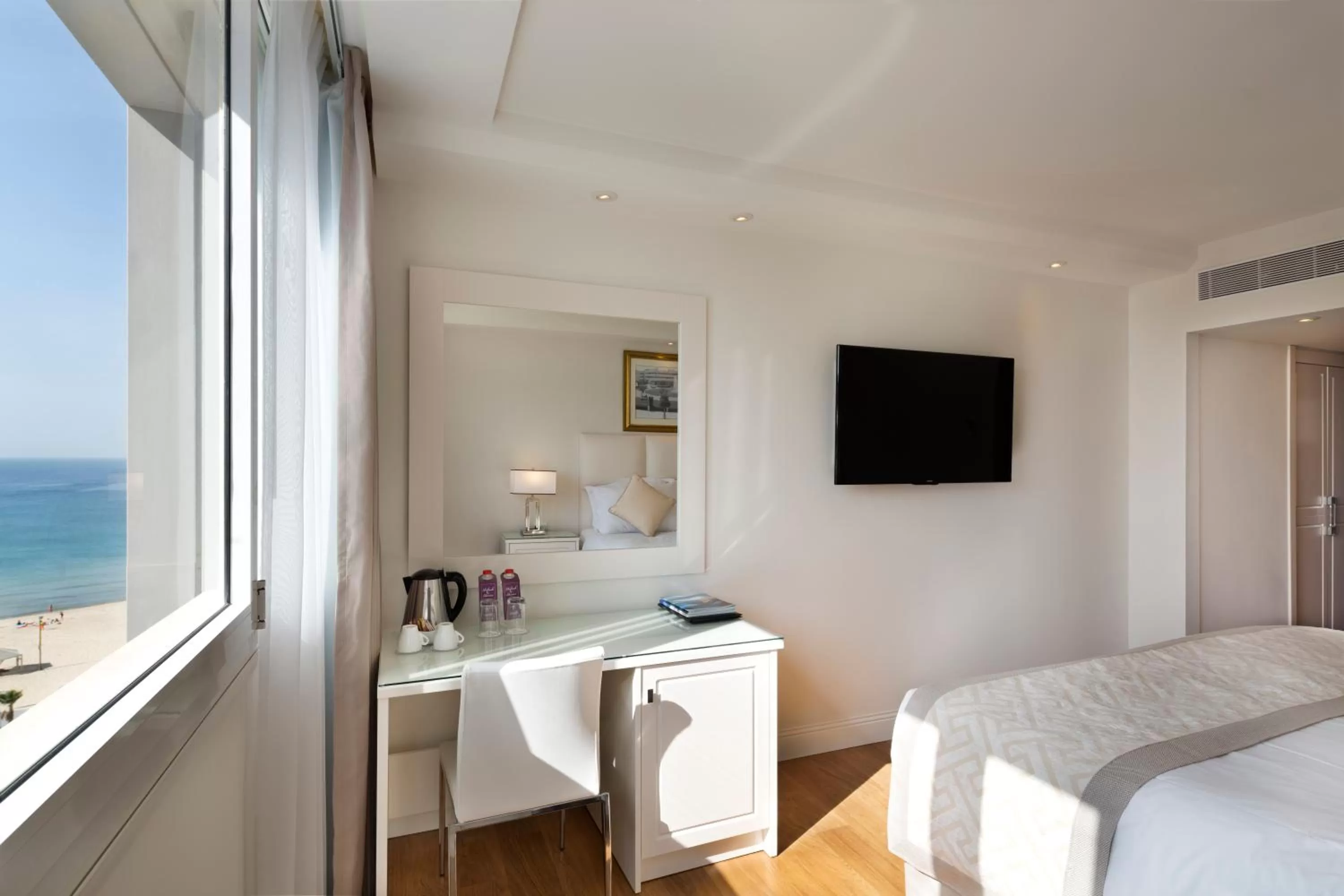 Coffee/tea facilities, Bed in Orchid Tel Aviv