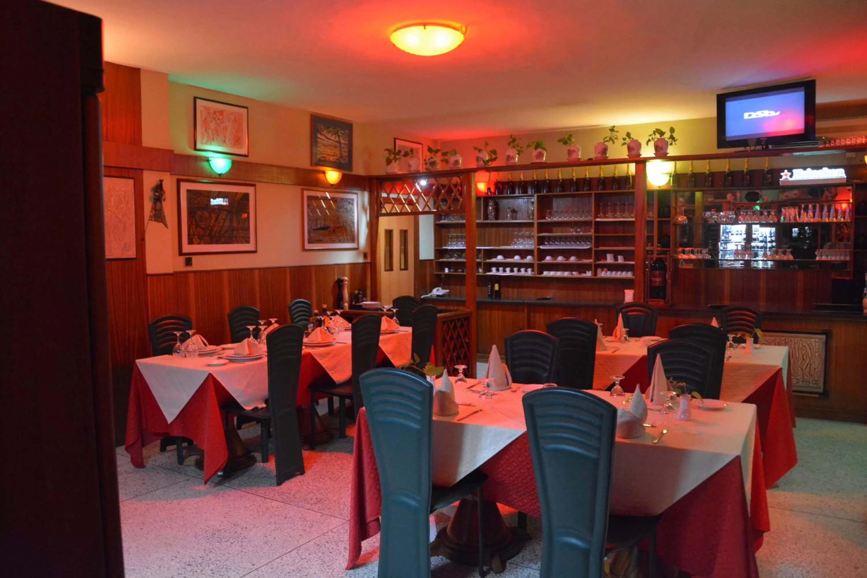 Restaurant/places to eat in Manuela Residence