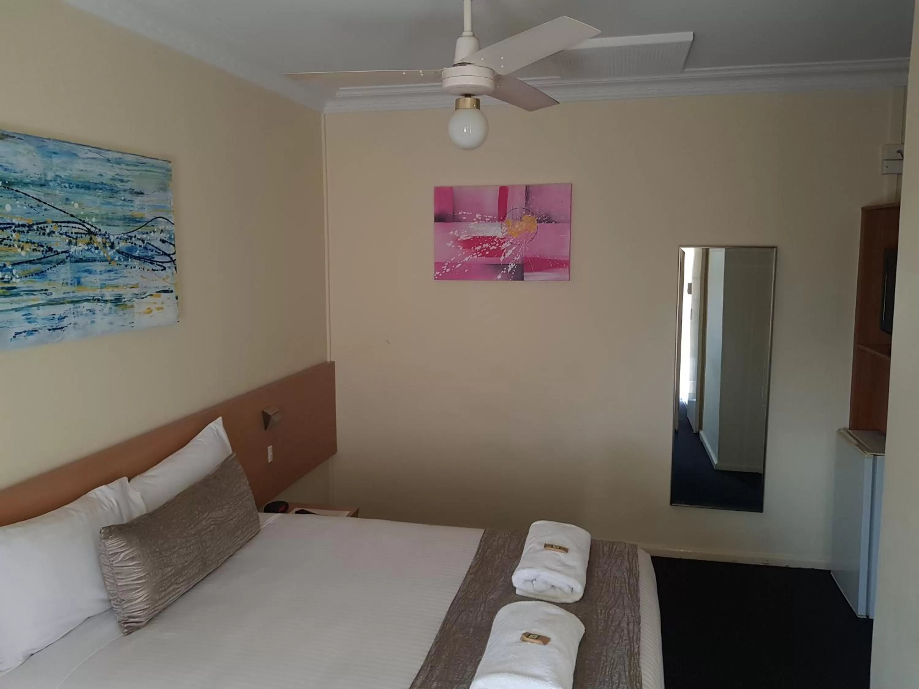 Bed in Maitland City Motel