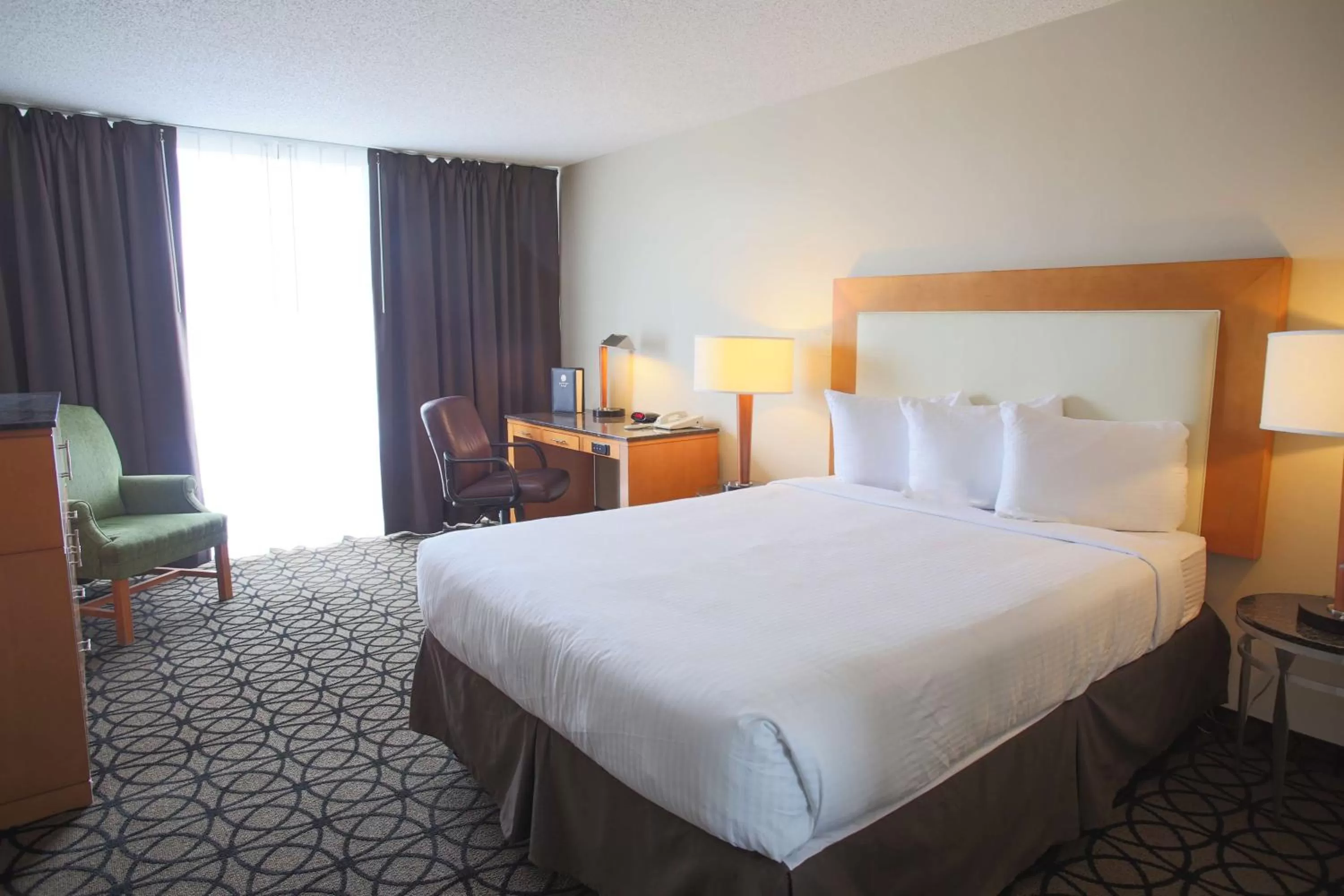 Bedroom in Red Lion Inn & Suites Olympia, Governor Hotel