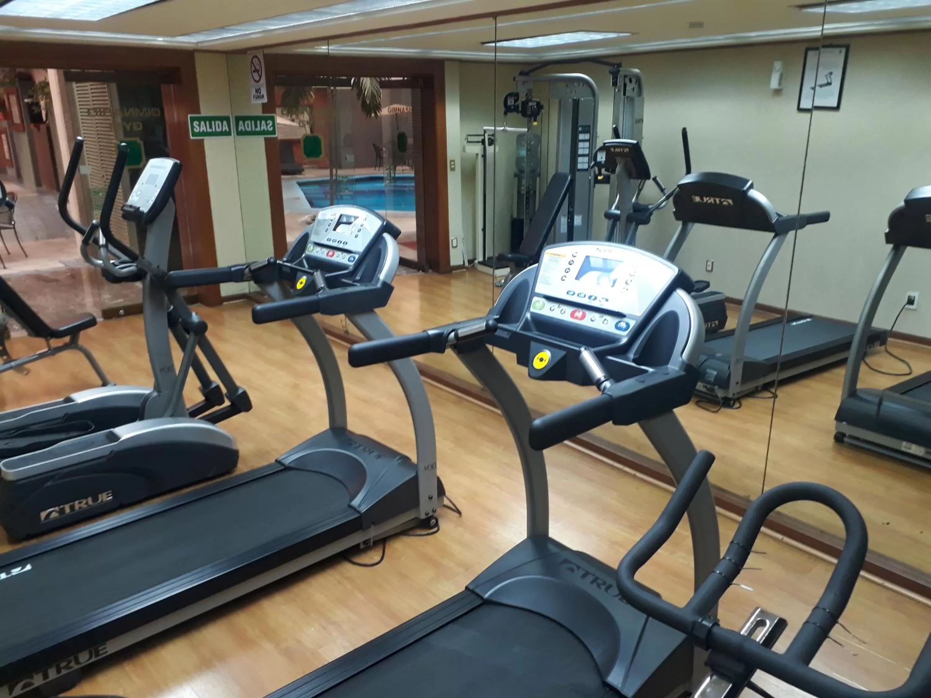 Fitness centre/facilities in Country Plaza