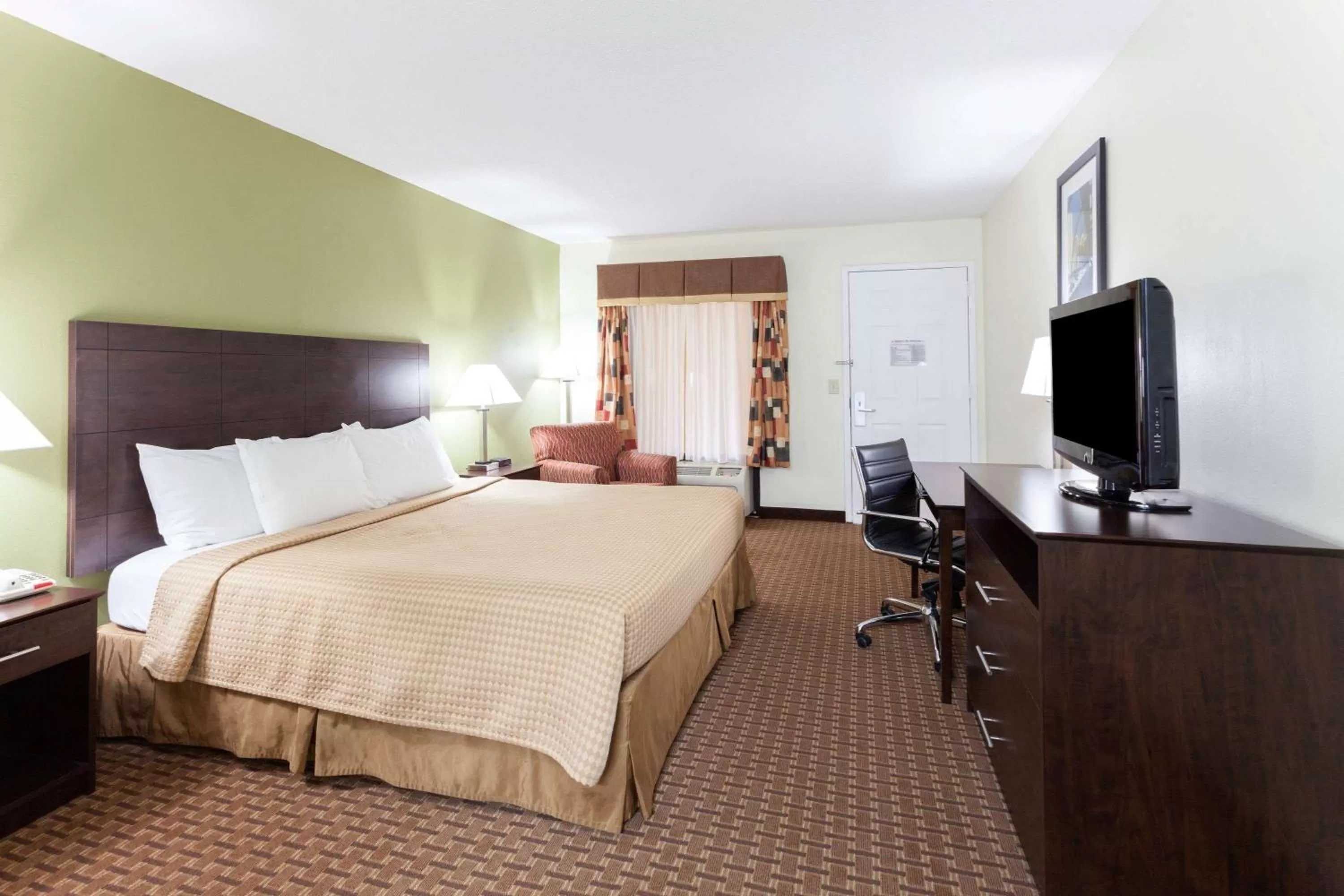 Photo of the whole room, Bed in Super 8 by Wyndham Decatur/Dntn/Atlanta Area