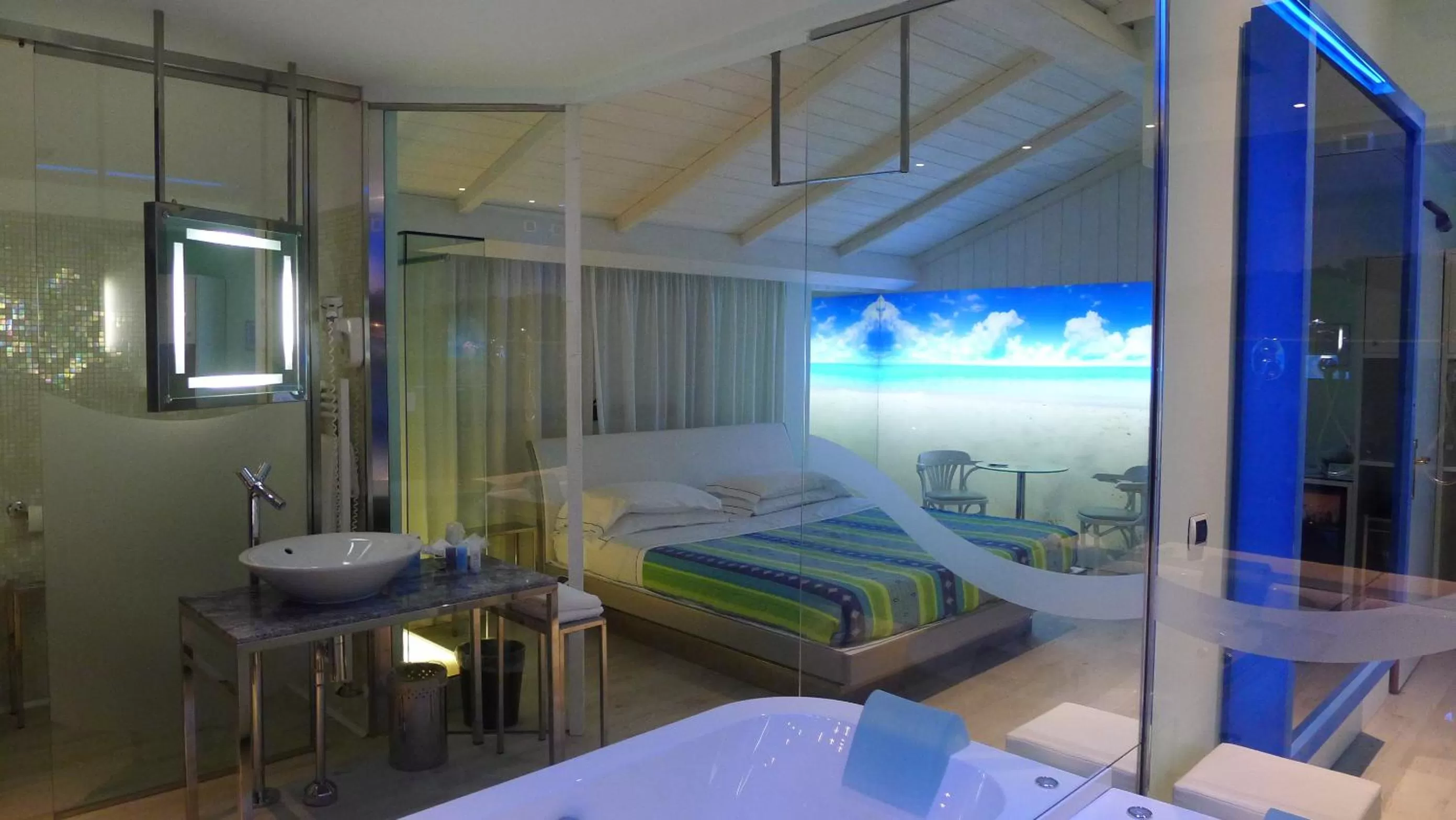 Photo of the whole room in Motel K