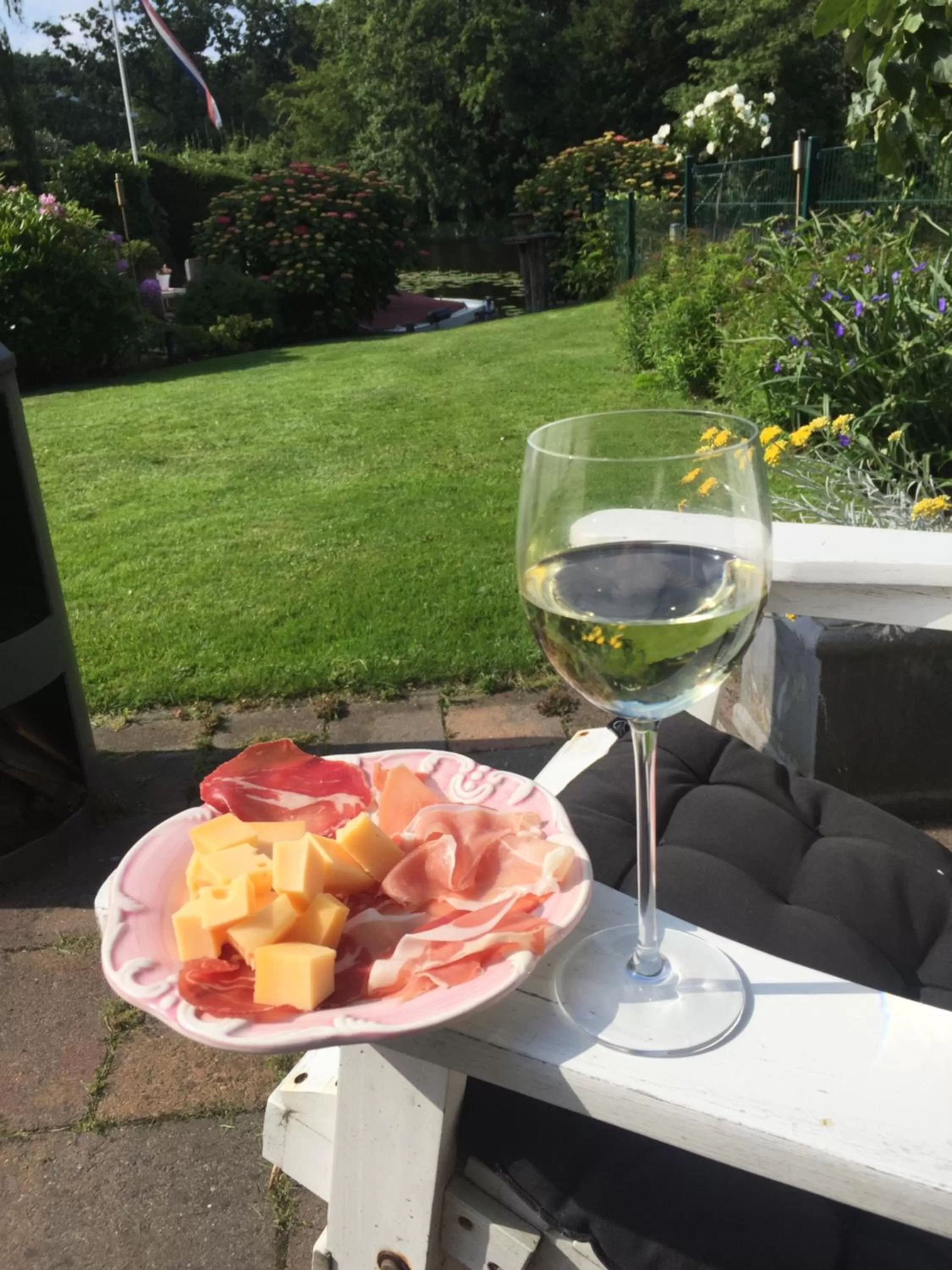 Food and drinks in Tiny House Boatshed