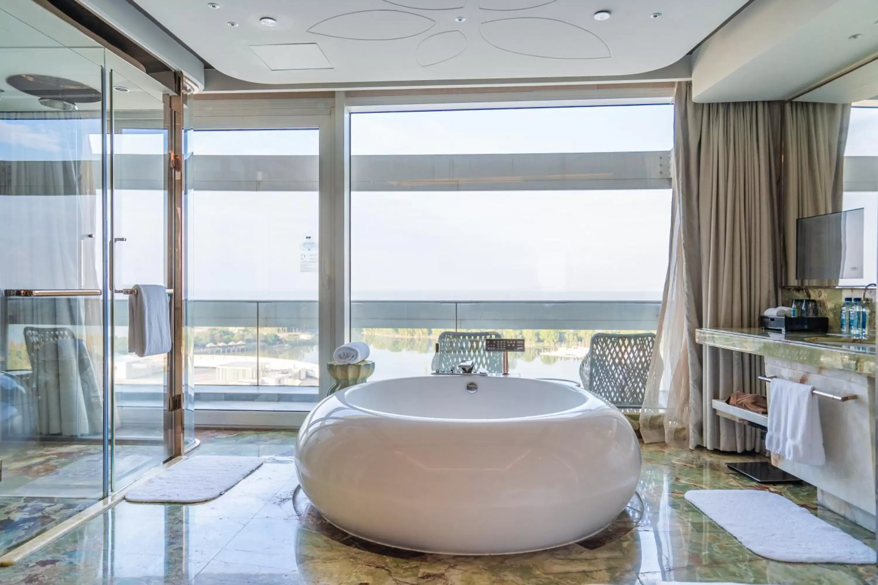 King Room with Lake View in Sheraton Huzhou Taihu Lake Hot Spring Resort & Spa King Room with Lake View in Sheraton Huzhou Taihu Lake Hot Spring Resort & Spa