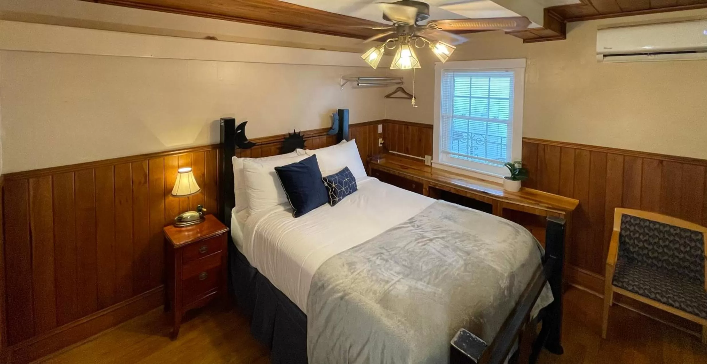 Bed in Skyline Village Inn