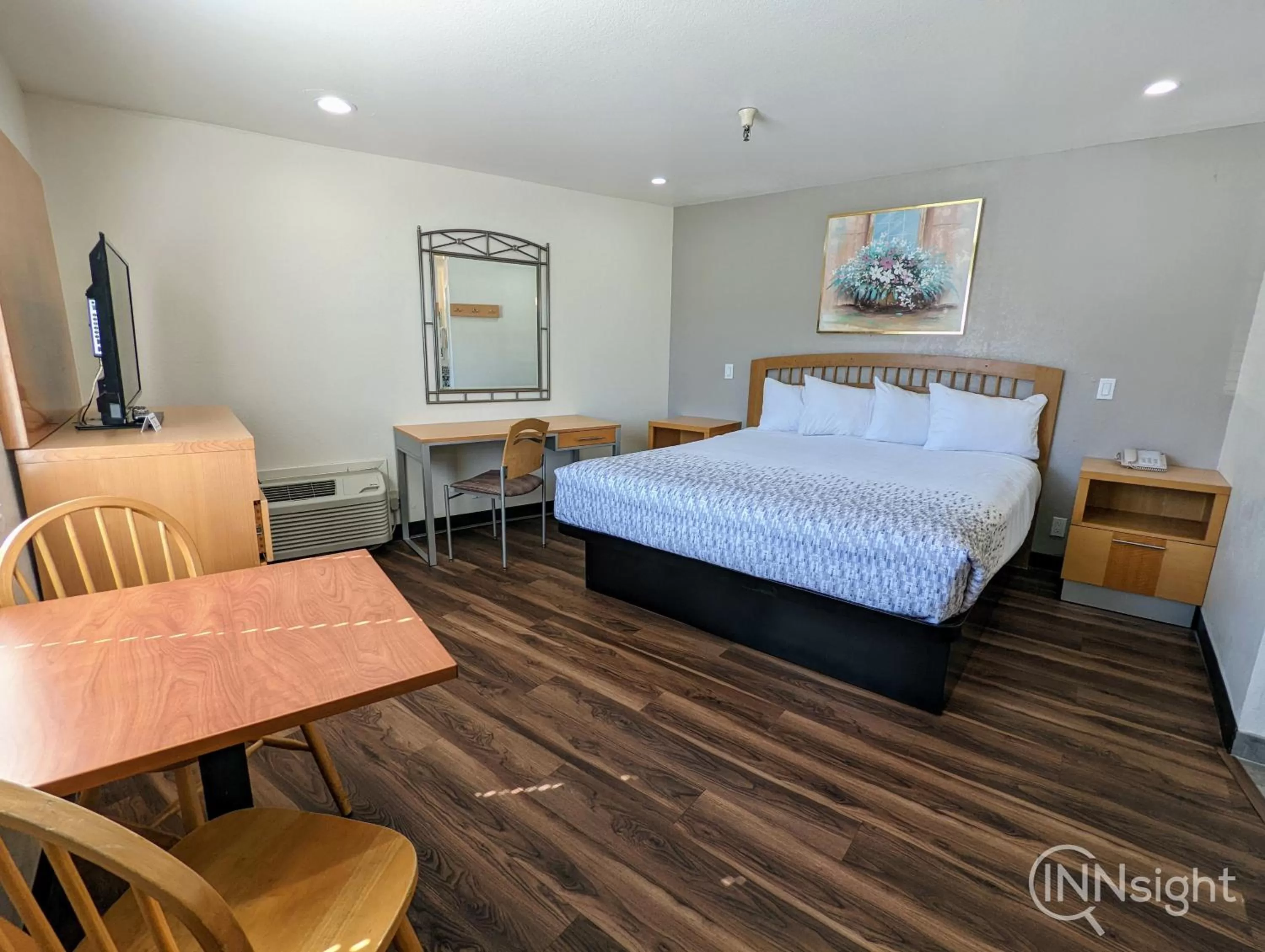 Photo of the whole room, Bed in Royal Inn