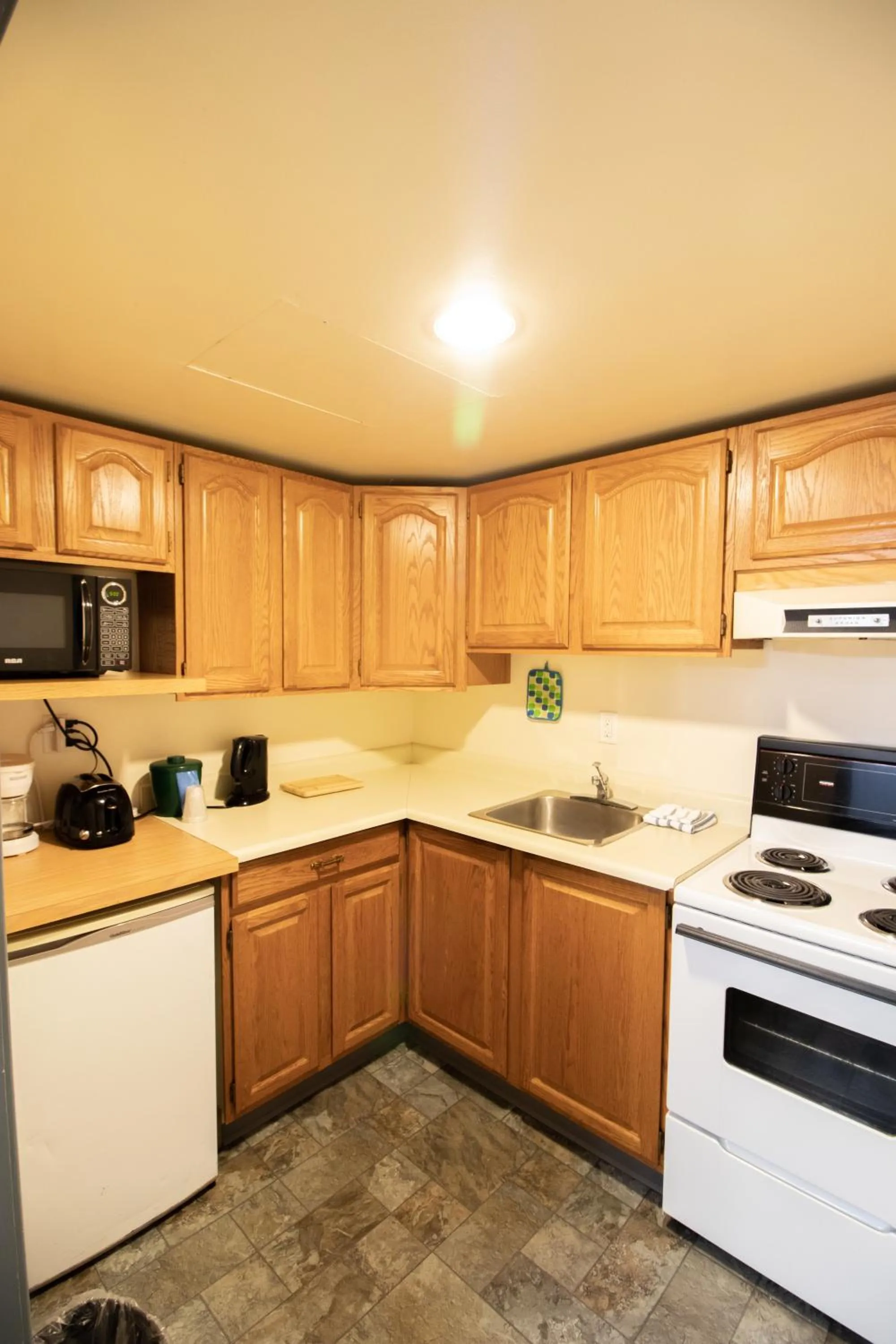 Kitchen or kitchenette in Divya Sutra Plaza and Conference Centre, Vernon, BC