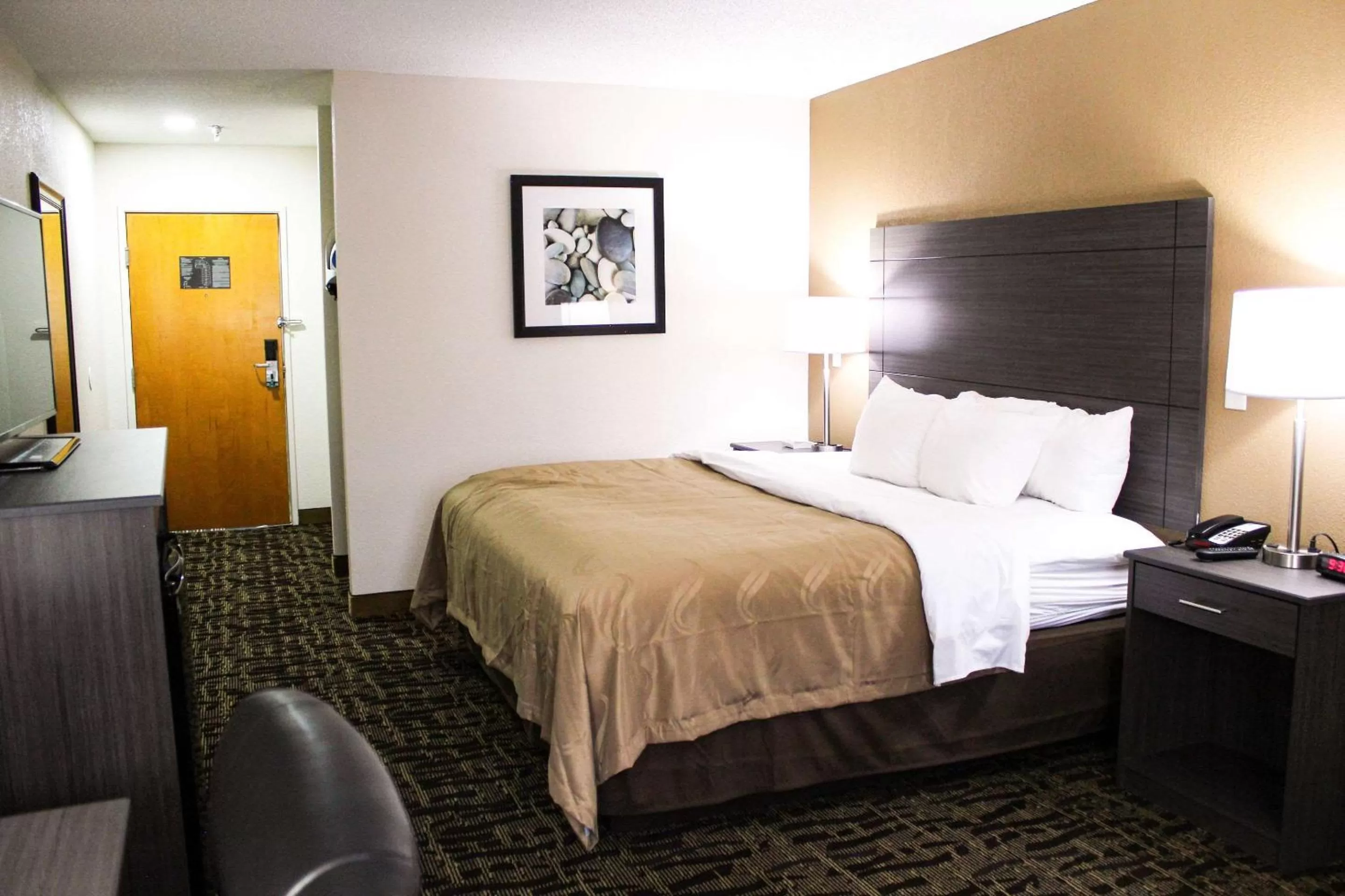 Photo of the whole room, Bed in Quality Inn Clinton-Knoxville North