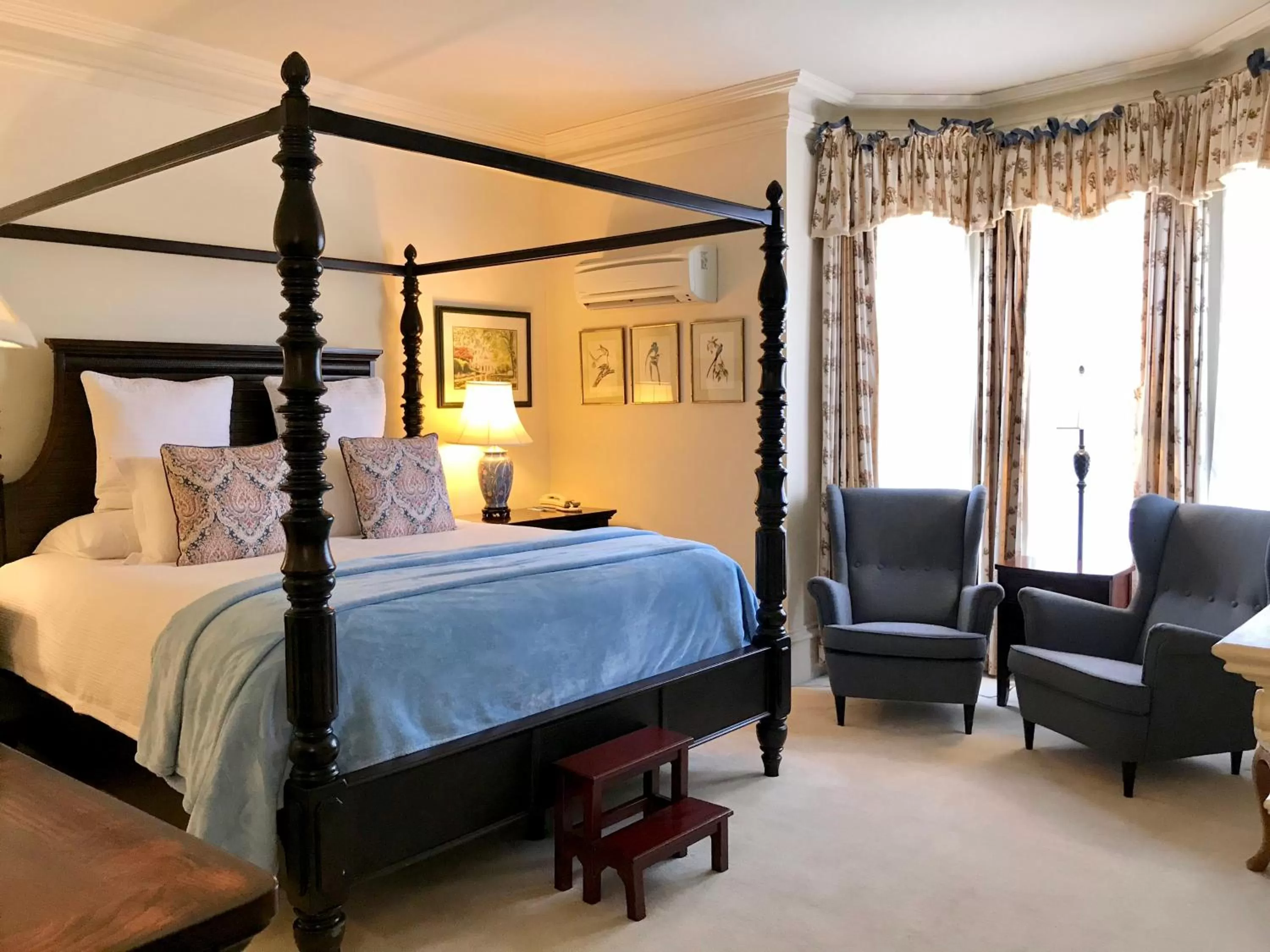 Seating area, Bed in Tattingstone Inn