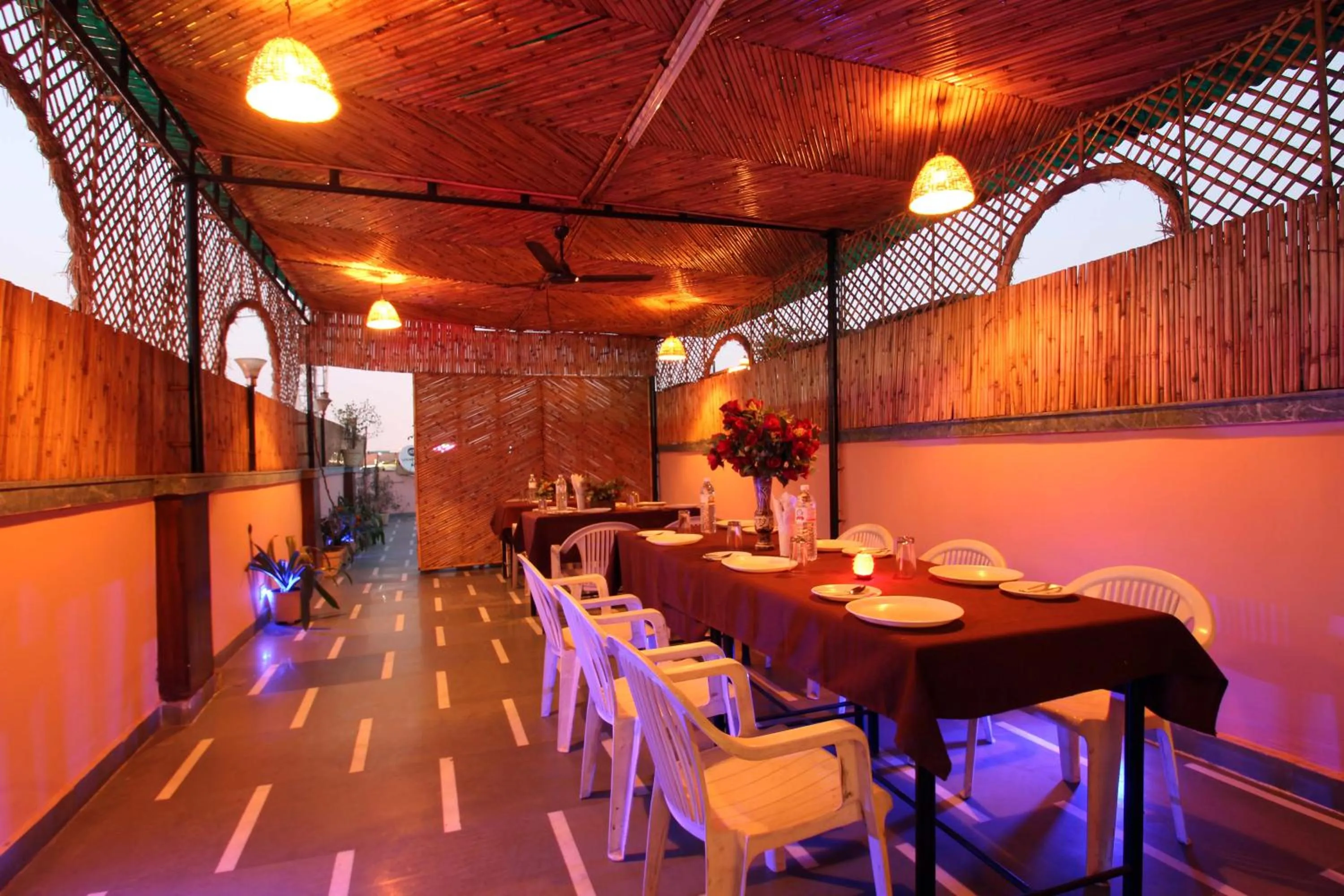 Restaurant/Places to Eat in Hotel Star View