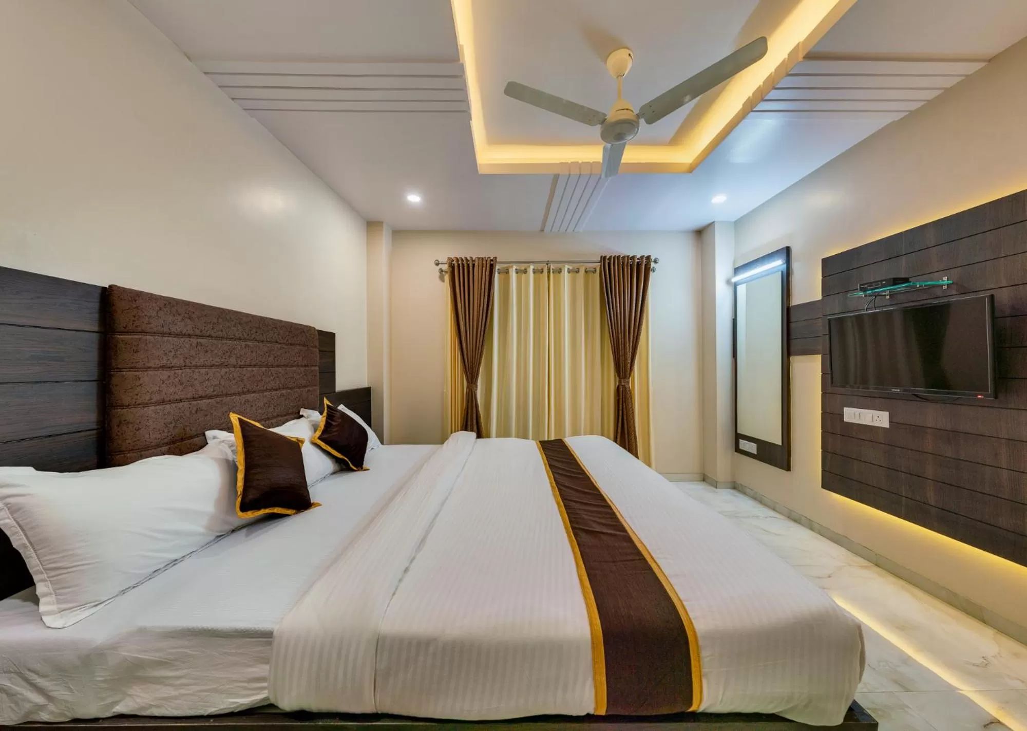 Bed in Hotel Aatithya Satkar Near Mahalaxmi Temple