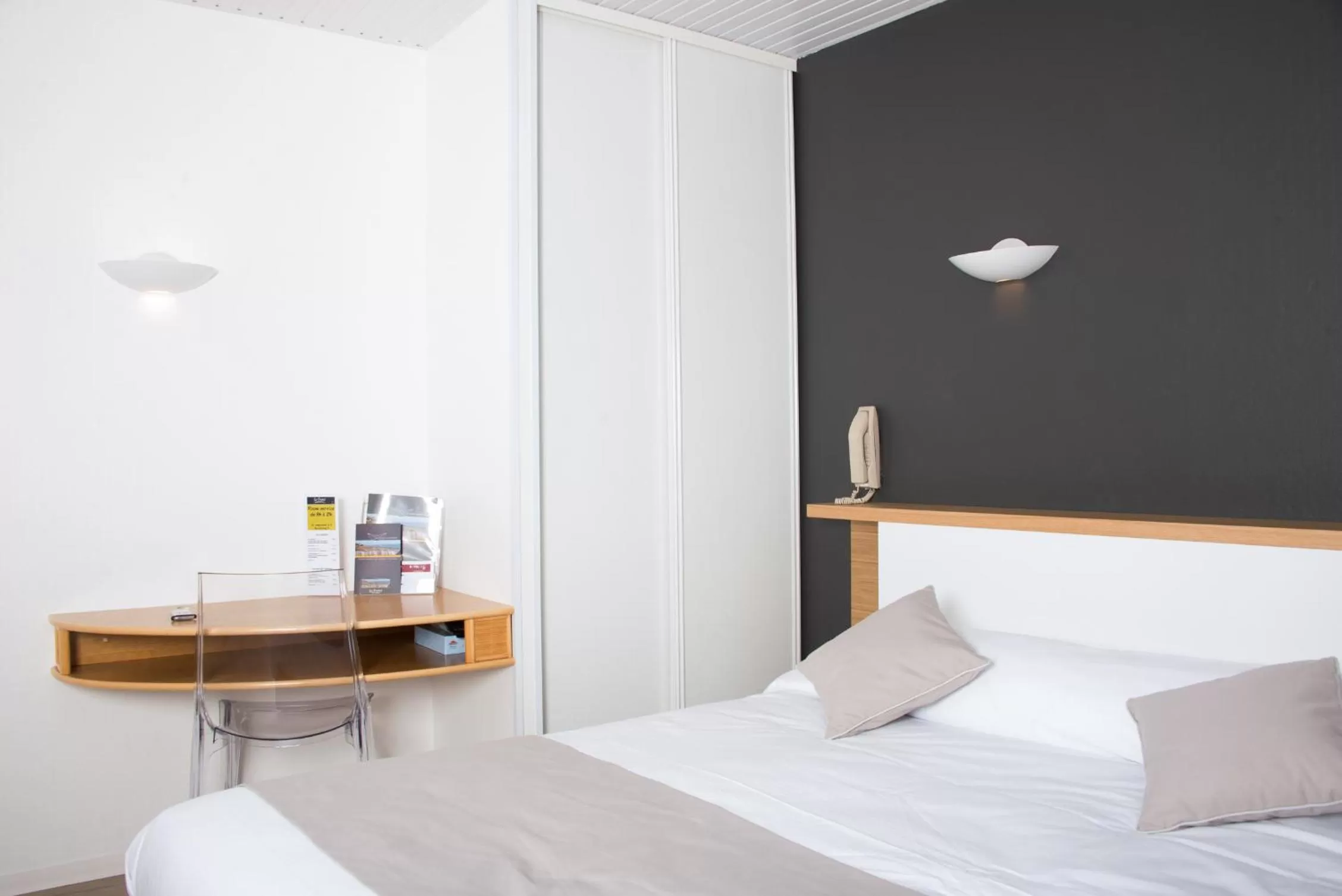 Bed in Hotel Les Dunes