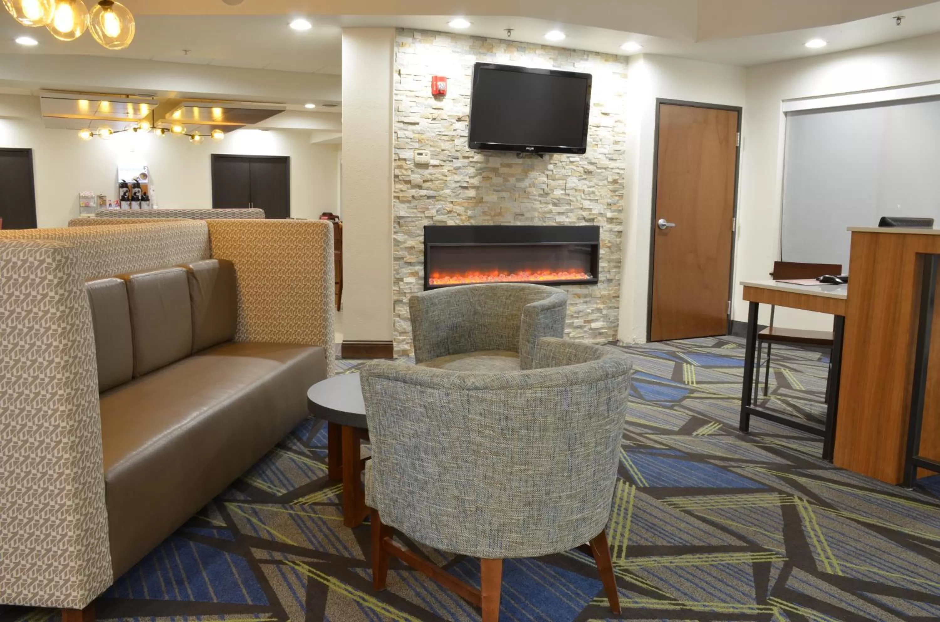 Lobby or reception in Holiday Inn Express- Waterloo/Cedar Falls by IHG