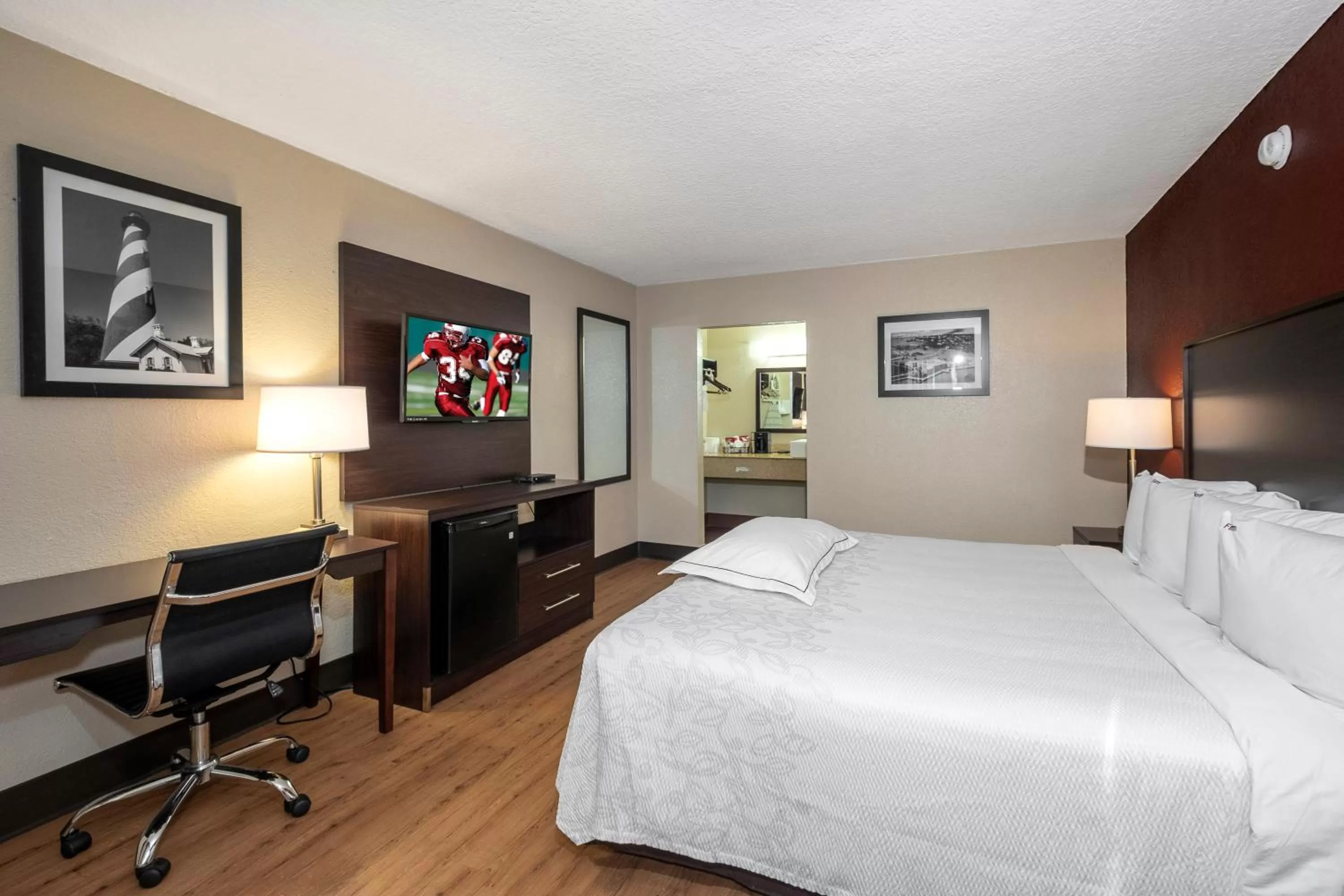 Photo of the whole room, Bed in Red Roof Inn PLUS+ St. Augustine