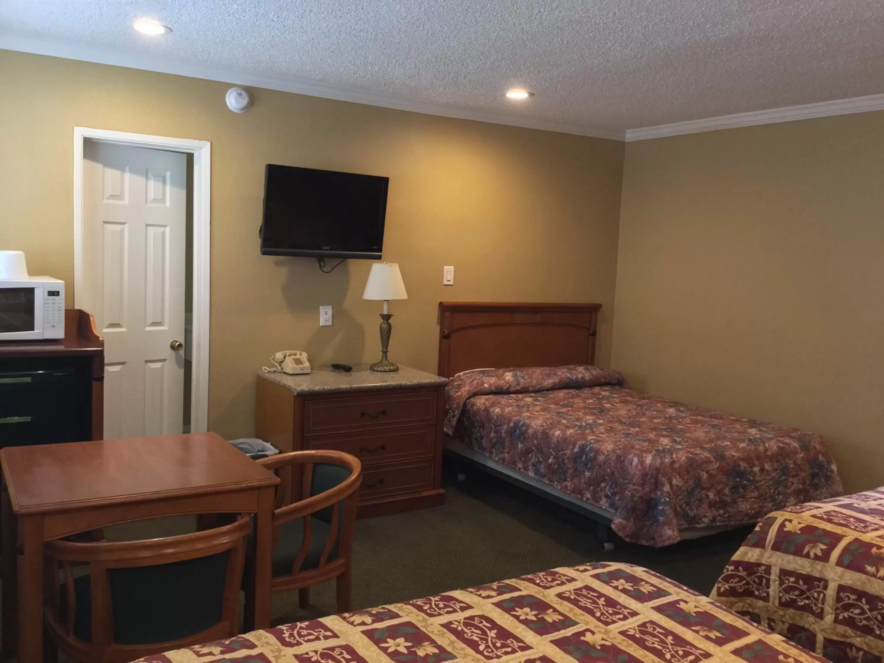 Photo of the whole room, Bed in Bevonshire Lodge Motel