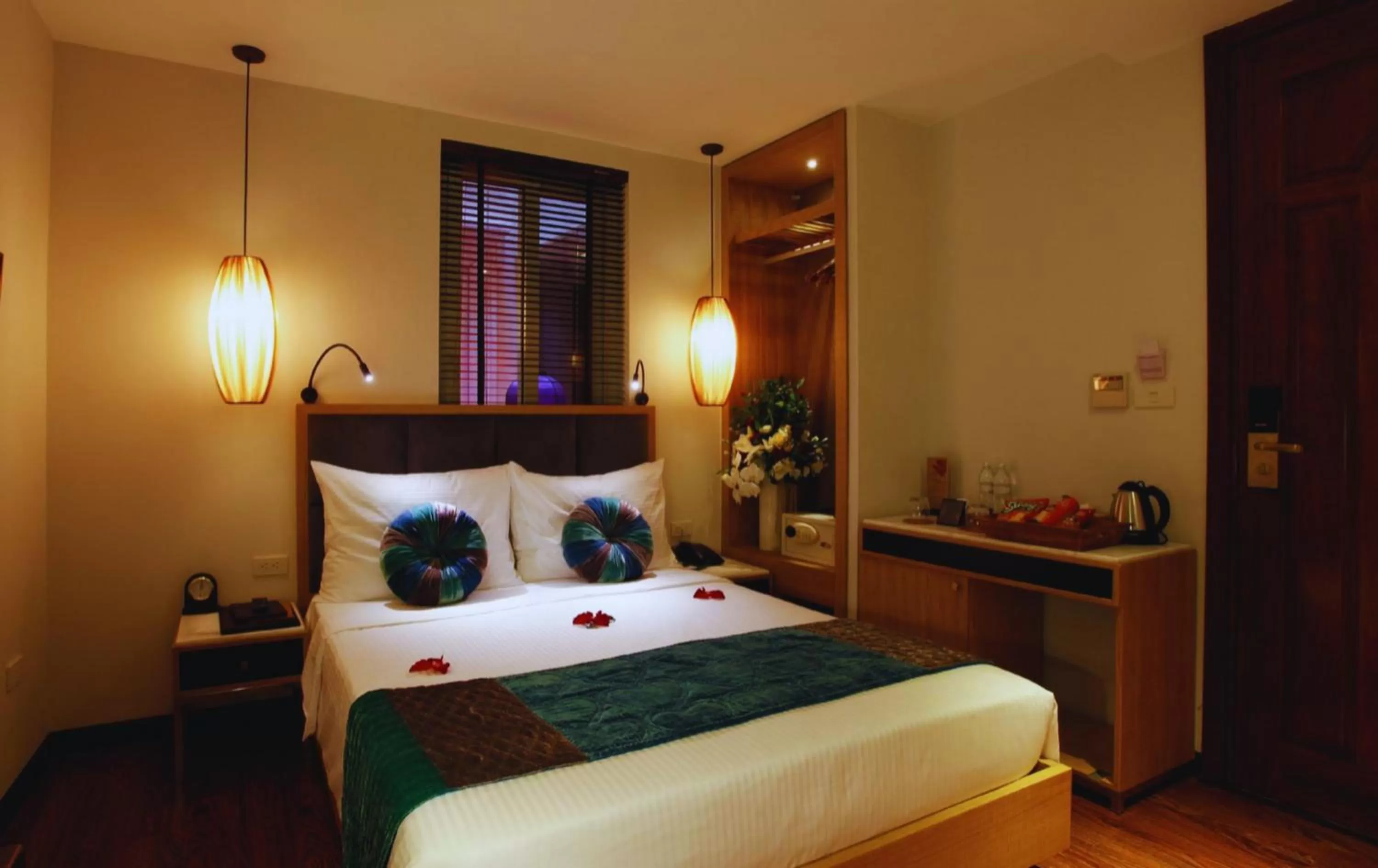 Bed in Hotel Emerald Waters Classy