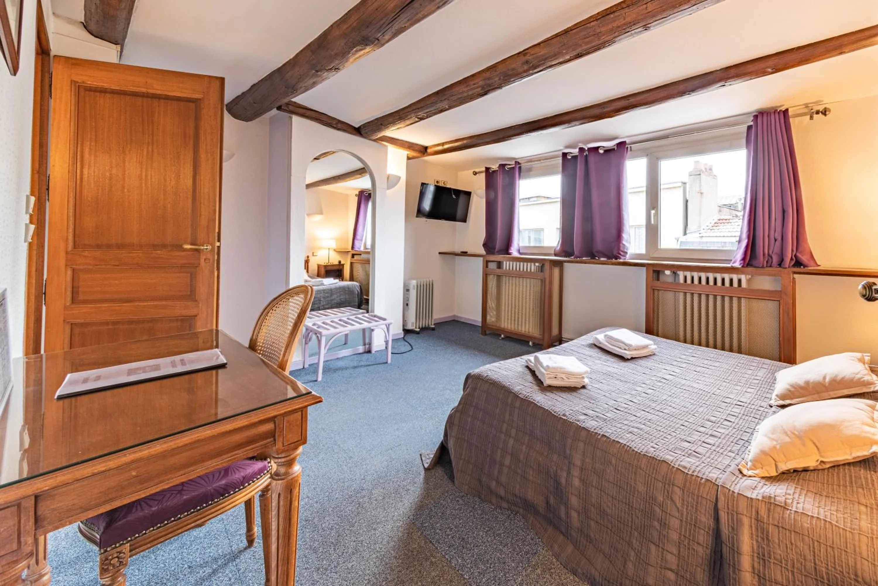 Bedroom in Hôtel du Centre